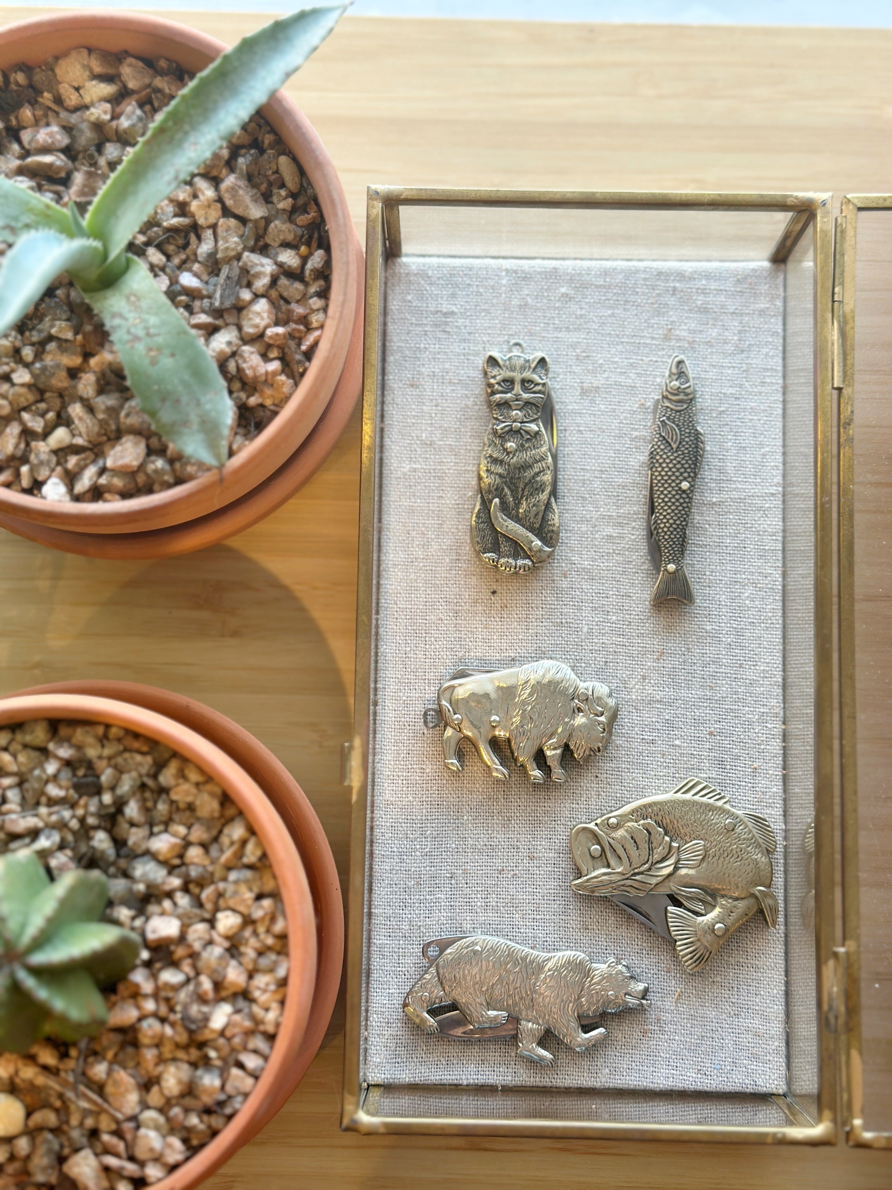 Carry a touch of the wild with Brass Animal Pocket Knives! Stylish, functional, and fun—each features a sturdy metal handle and sharp stainless steel blade.