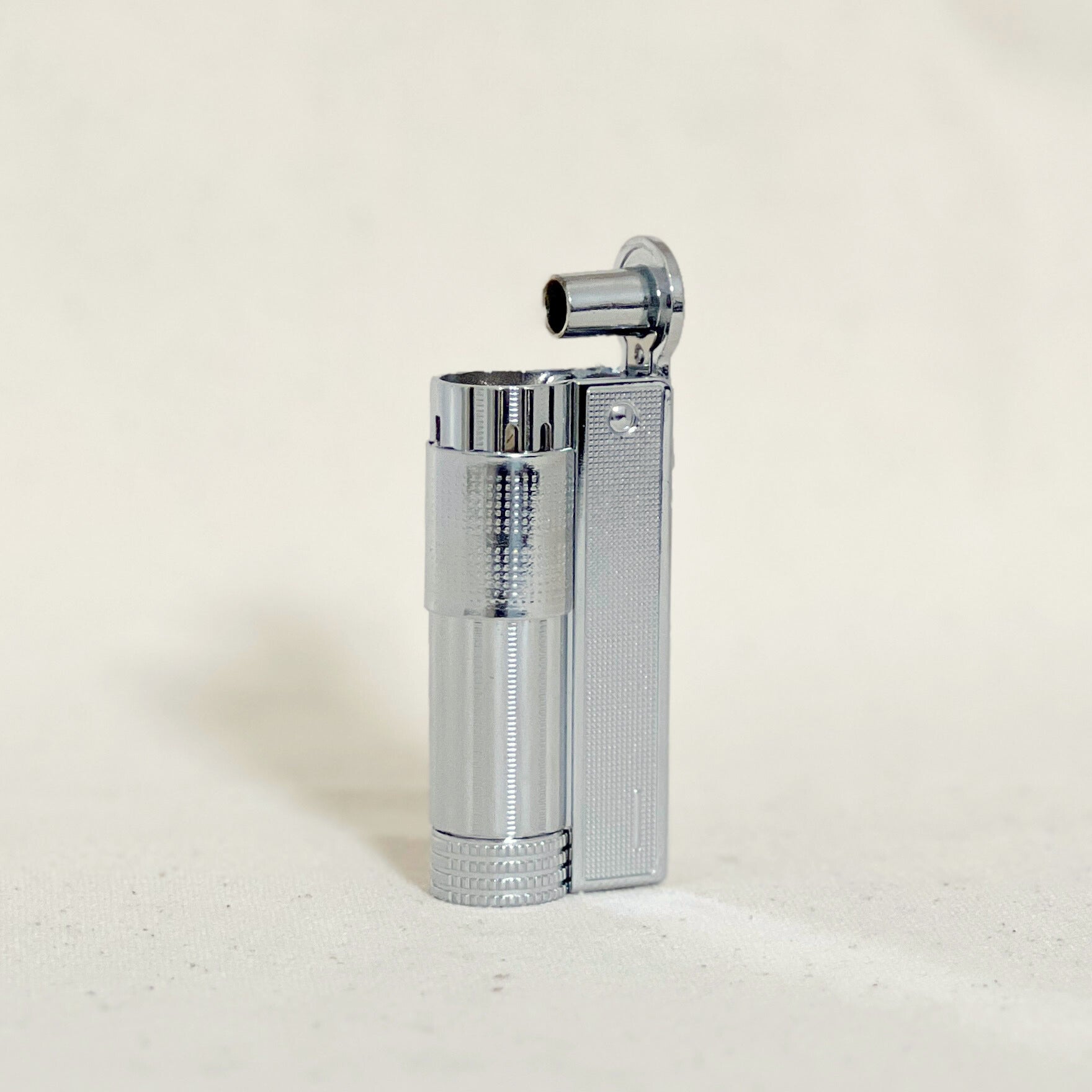 Add style to your flame game with our Trench Lighter in silver or gold. Polished finish, powerful trigger, and sleek design elevate your smoking or candle experience.