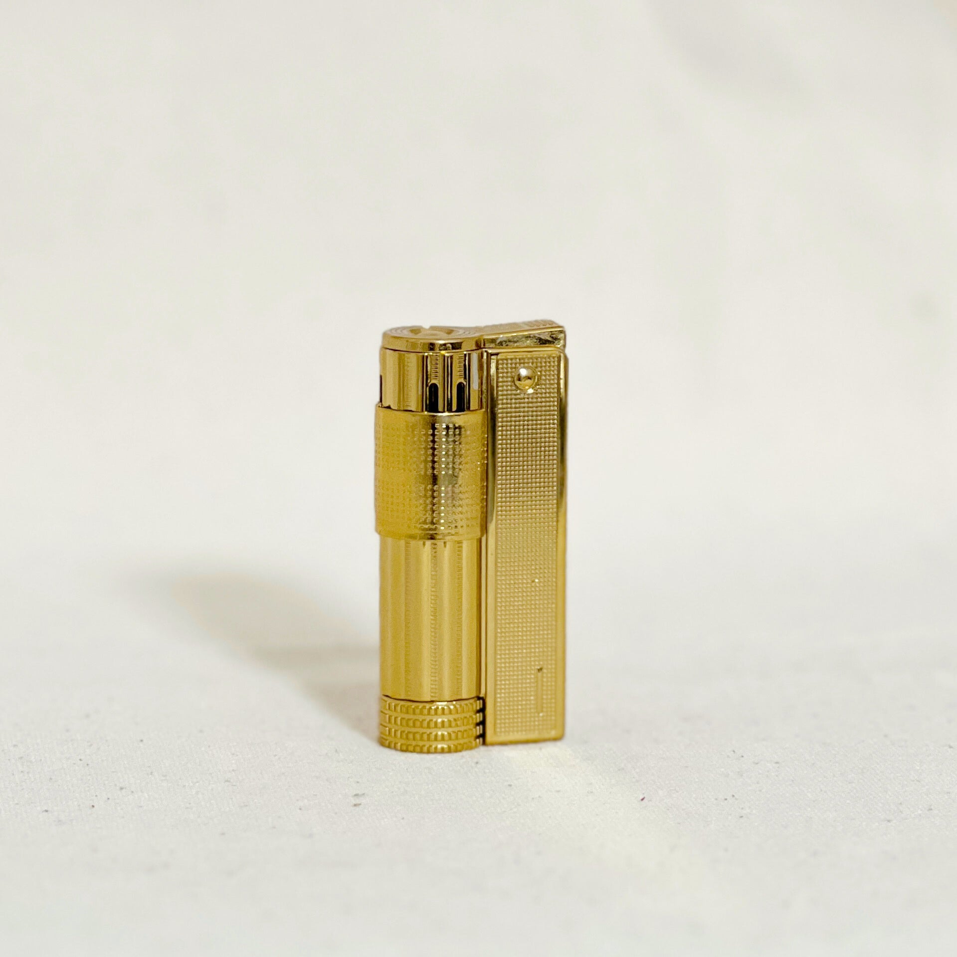 Add style to your flame game with our Trench Lighter in silver or gold. Polished finish, powerful trigger, and sleek design elevate your smoking or candle experience.