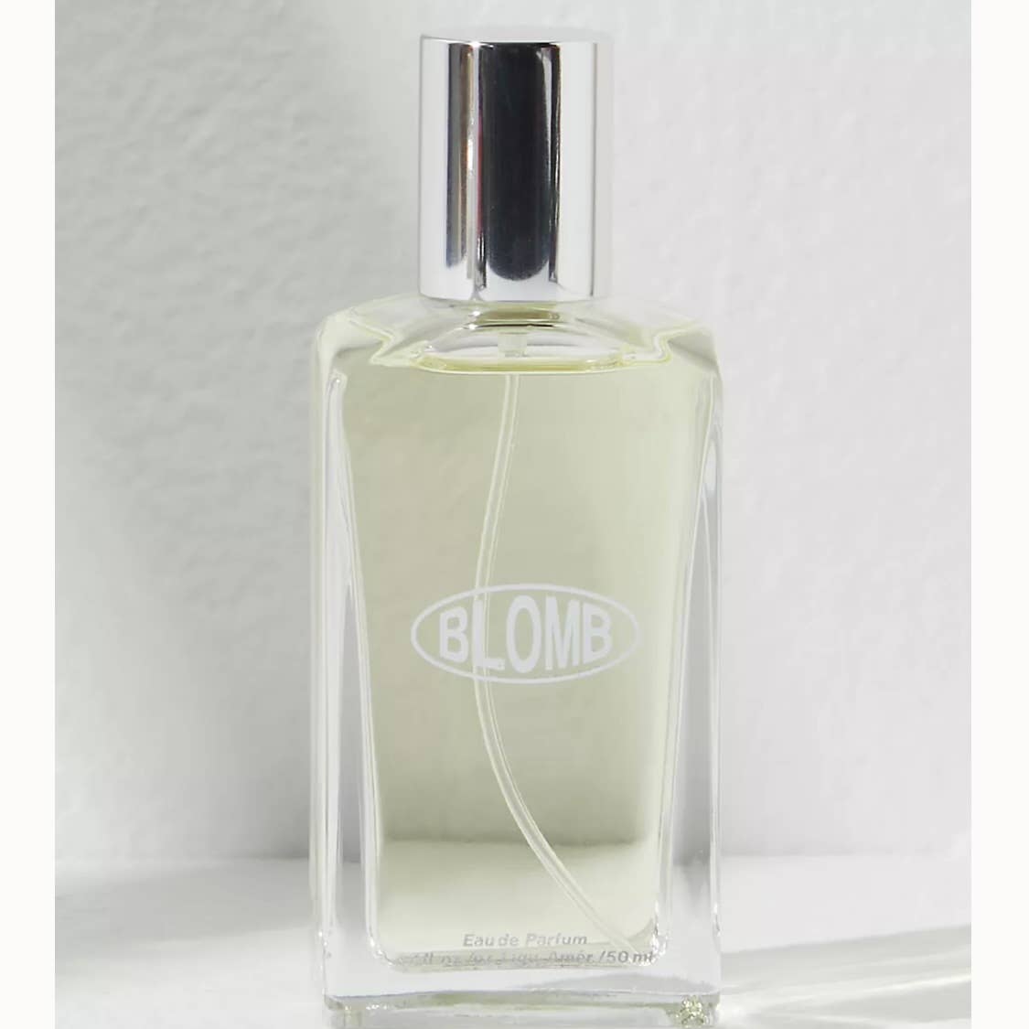Provocative scent with coconut, labdanum &amp; tobacco. Worn leather, vetiver, sandalwood &amp; oakmoss create an earthy, bold, and unforgettable fragrance experience.