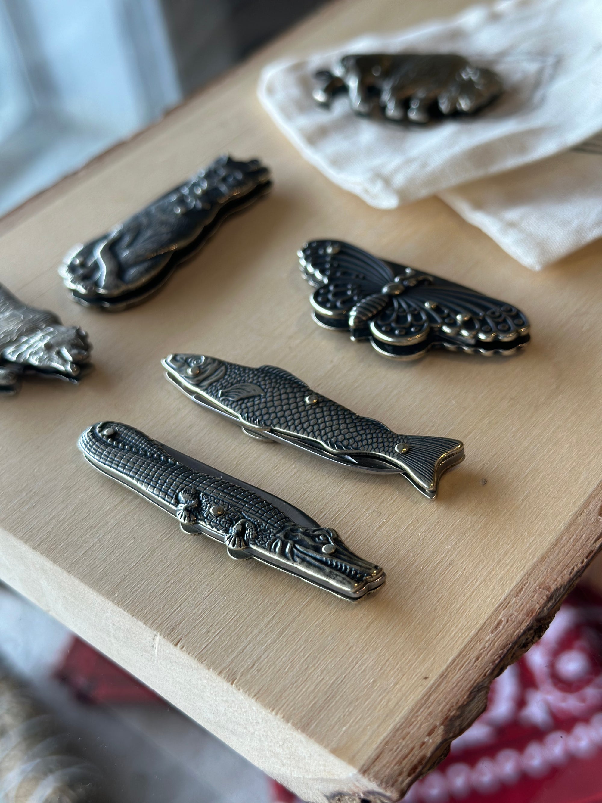 Carry a touch of the wild with Brass Animal Pocket Knives! Stylish, functional, and fun—each features a sturdy metal handle and sharp stainless steel blade.