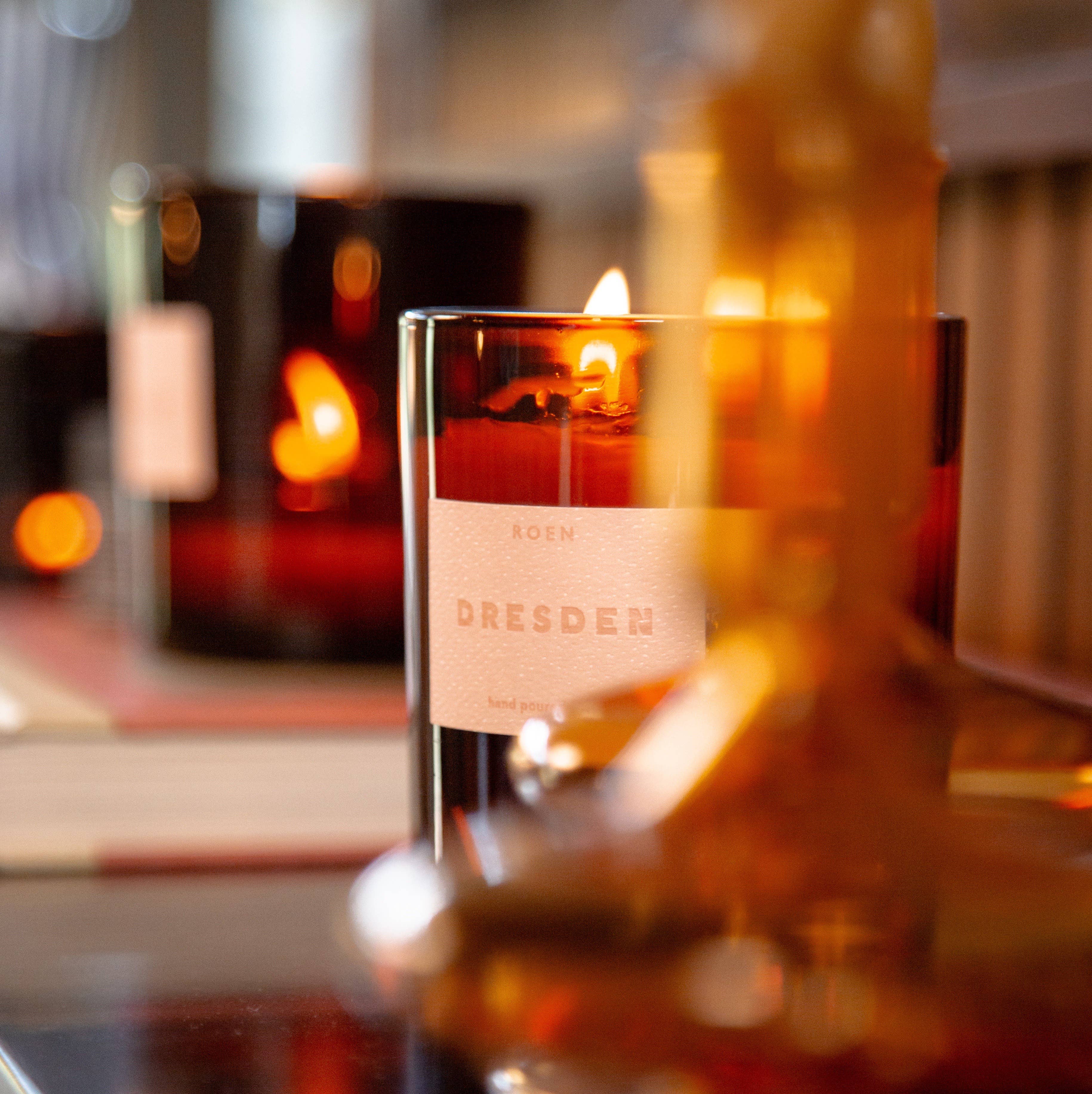 Smells like an old Hollywood secret, dimly lit bar and crisp cocktail. This scent walks the line between fresh and moody. Citrusy notes are softened by warm oud and a hint of black pepper. It's not quite fresh, not quite woody - just unmistakably cool.