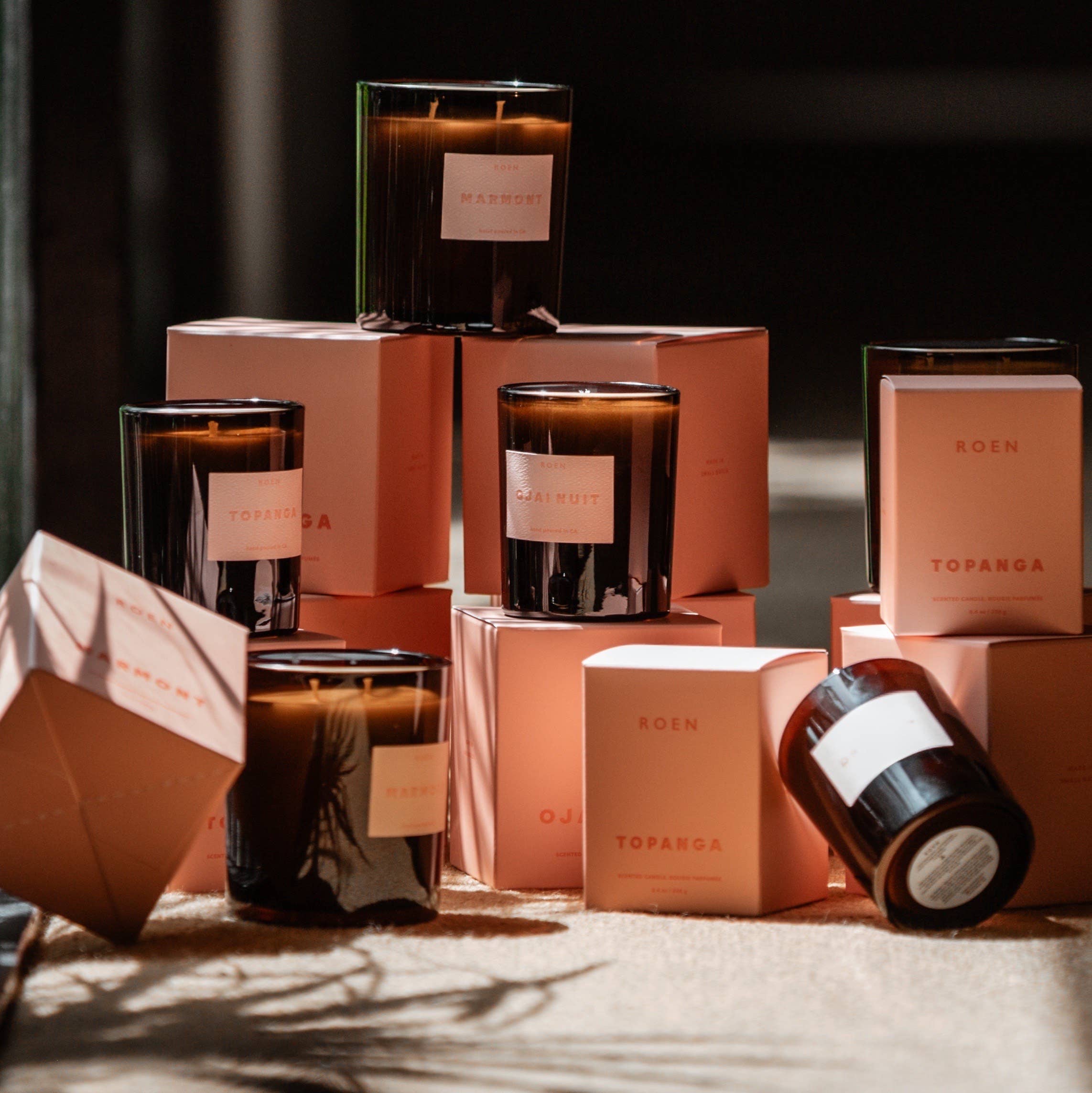 Smells like an old Hollywood secret, dimly lit bar and crisp cocktail. This scent walks the line between fresh and moody. Citrusy notes are softened by warm oud and a hint of black pepper. It's not quite fresh, not quite woody - just unmistakably cool.