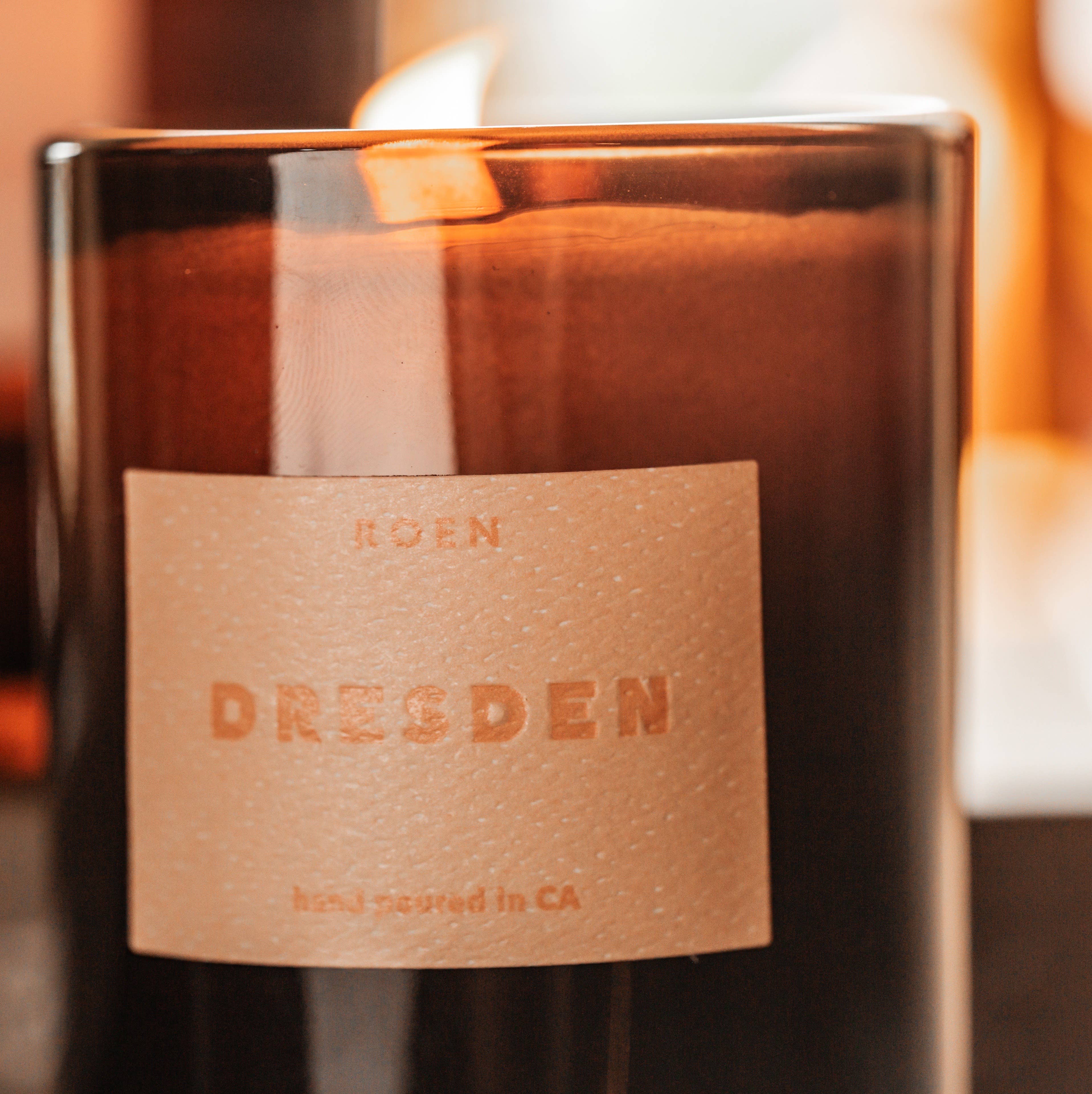 Smells like an old Hollywood secret, dimly lit bar and crisp cocktail. This scent walks the line between fresh and moody. Citrusy notes are softened by warm oud and a hint of black pepper. It's not quite fresh, not quite woody - just unmistakably cool.