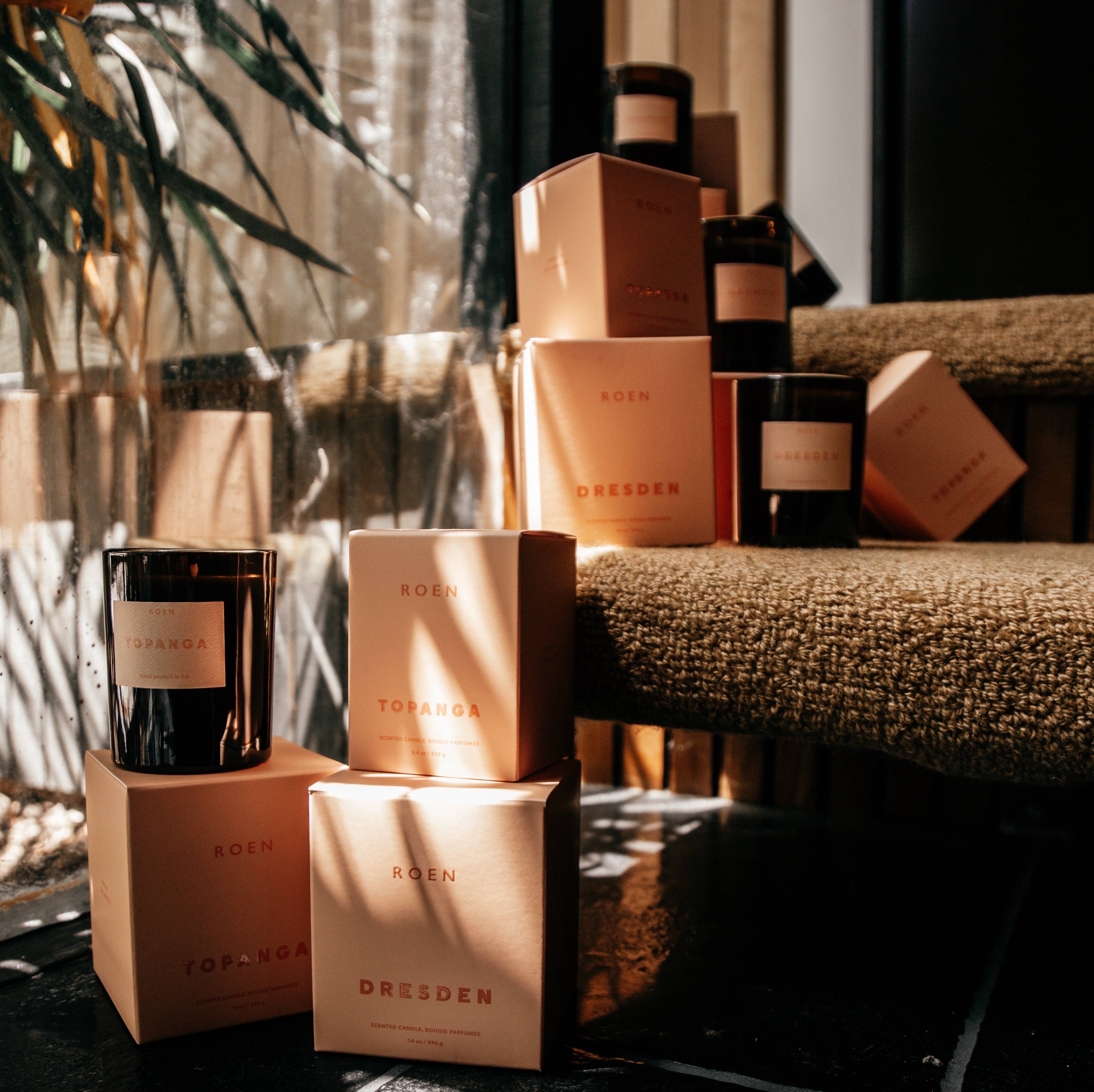 Smells like an old Hollywood secret, dimly lit bar and crisp cocktail. This scent walks the line between fresh and moody. Citrusy notes are softened by warm oud and a hint of black pepper. It's not quite fresh, not quite woody - just unmistakably cool.