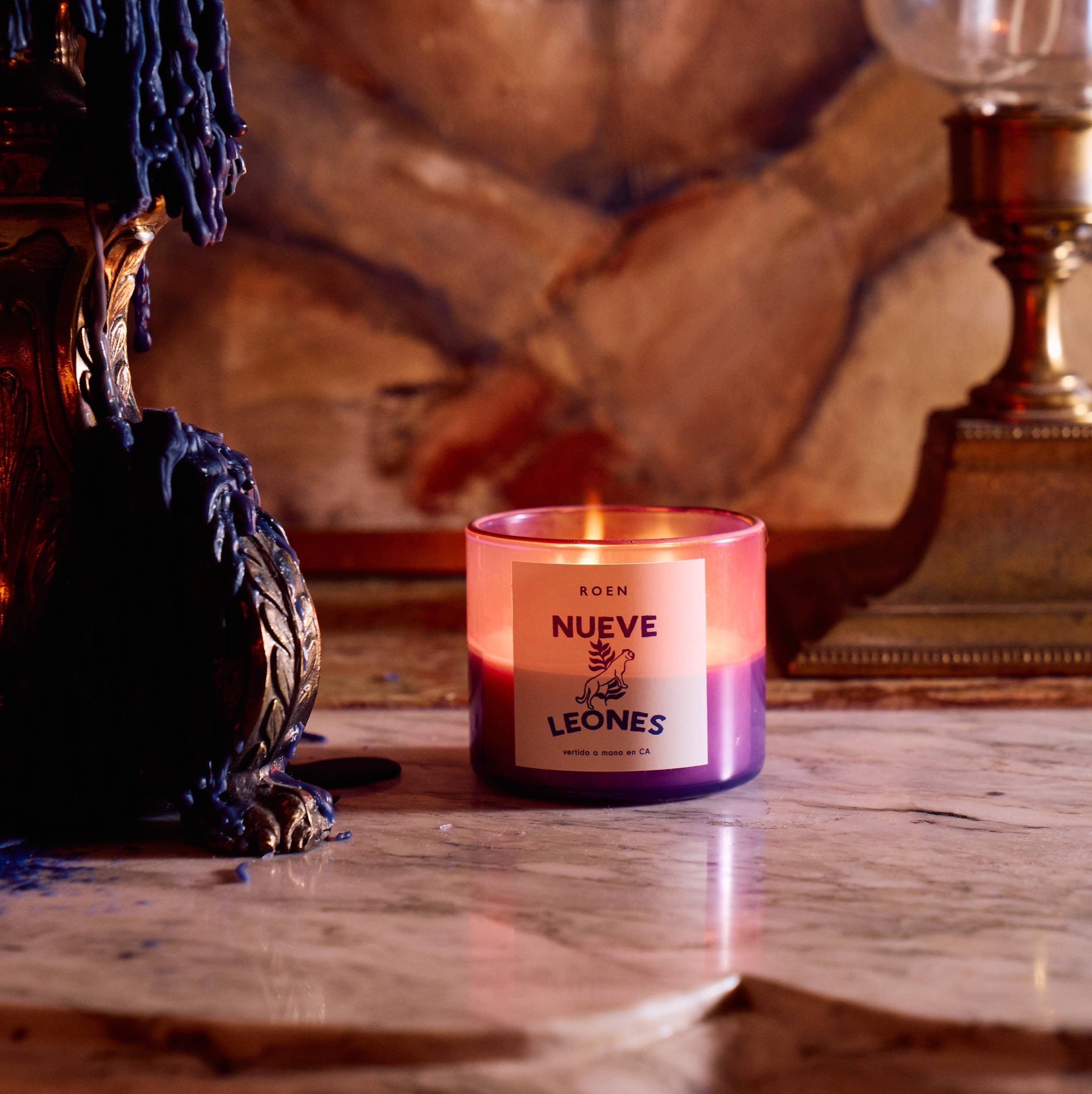 Inspired by Roma Norte’s nightlife with notes of leather, santal, hinoki, copal, and horchata. Hand-painted jar designed to be re-loved and reused.