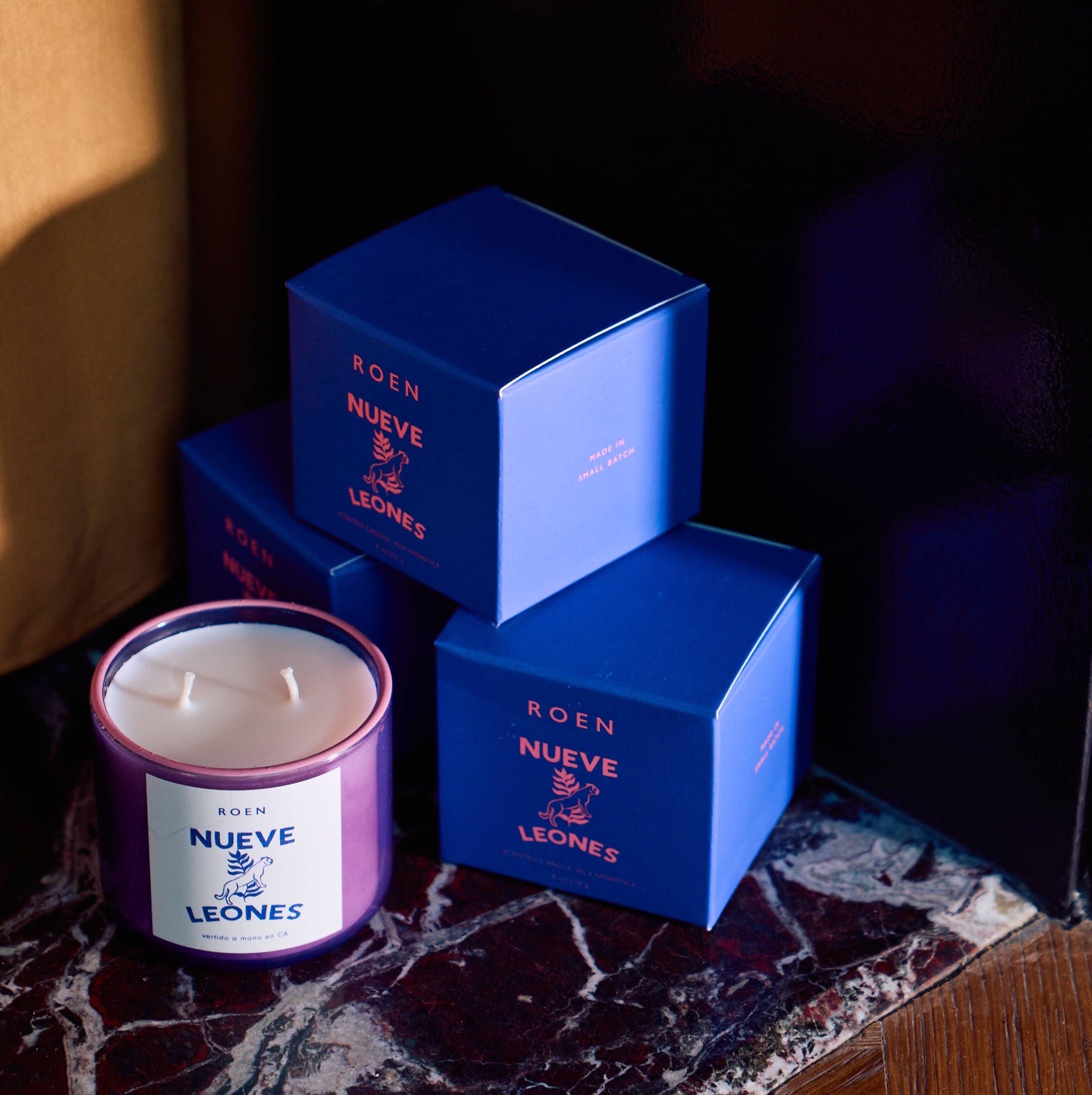 Inspired by Roma Norte’s nightlife with notes of leather, santal, hinoki, copal, and horchata. Hand-painted jar designed to be re-loved and reused.