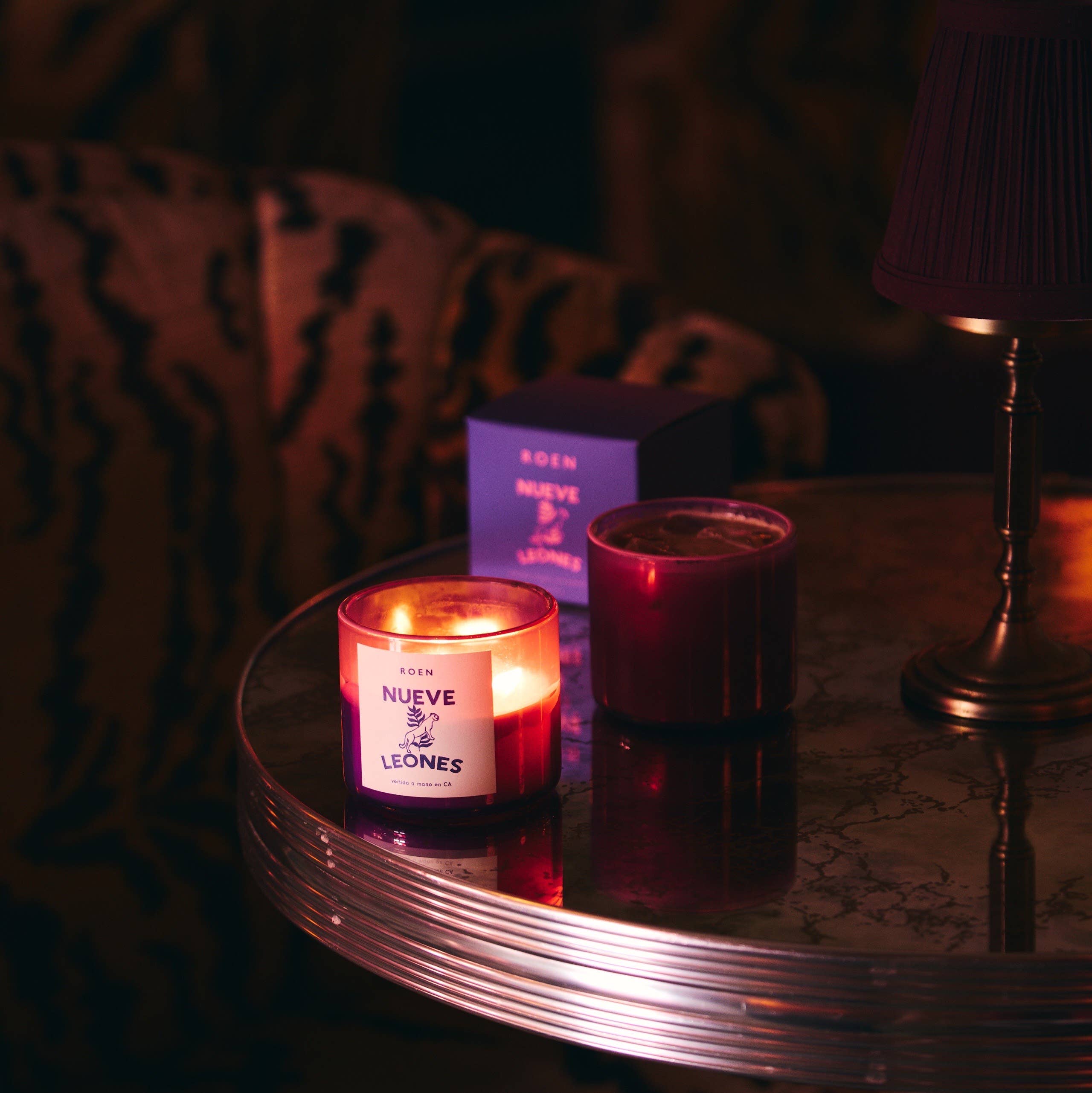 Inspired by Roma Norte’s nightlife with notes of leather, santal, hinoki, copal, and horchata. Hand-painted jar designed to be re-loved and reused.