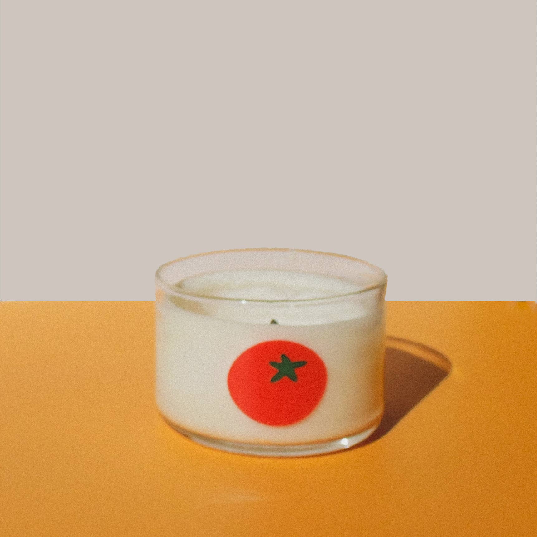 Capture garden-fresh vibes with this Tomato Candle—earthy, vibrant notes of tomato vines, arugula, lemon zest & thyme. Made by Fresa Creative, a Latina-owned brand.