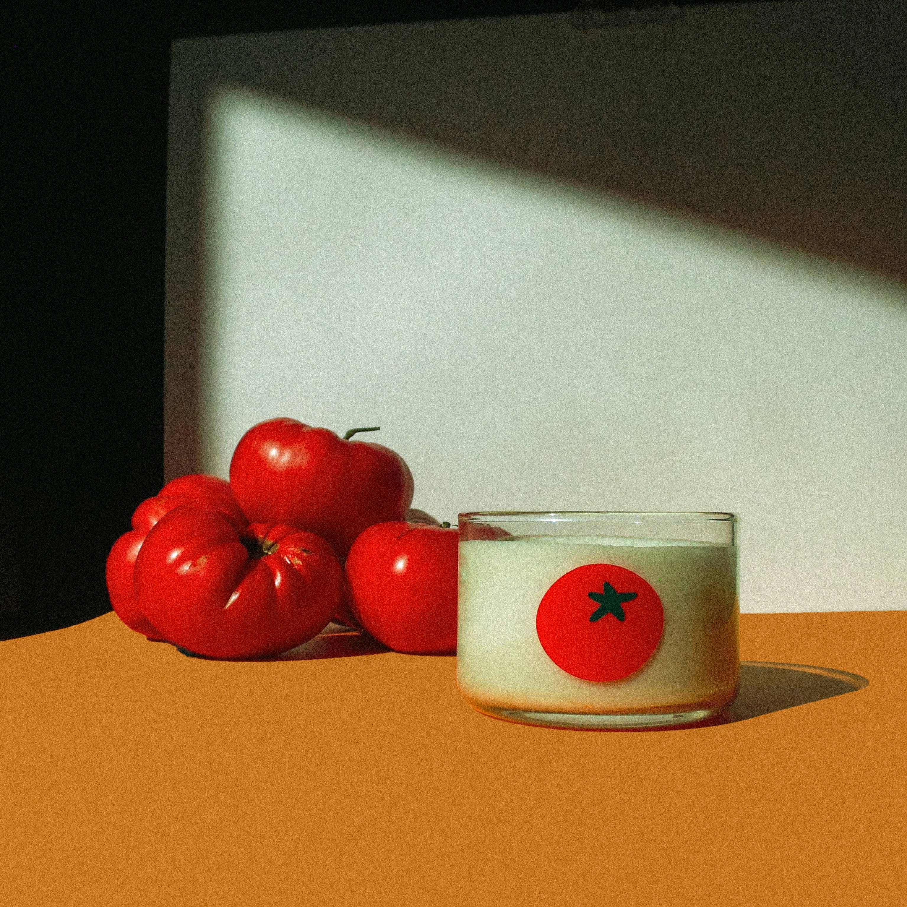Capture garden-fresh vibes with this Tomato Candle—earthy, vibrant notes of tomato vines, arugula, lemon zest & thyme. Made by Fresa Creative, a Latina-owned brand.