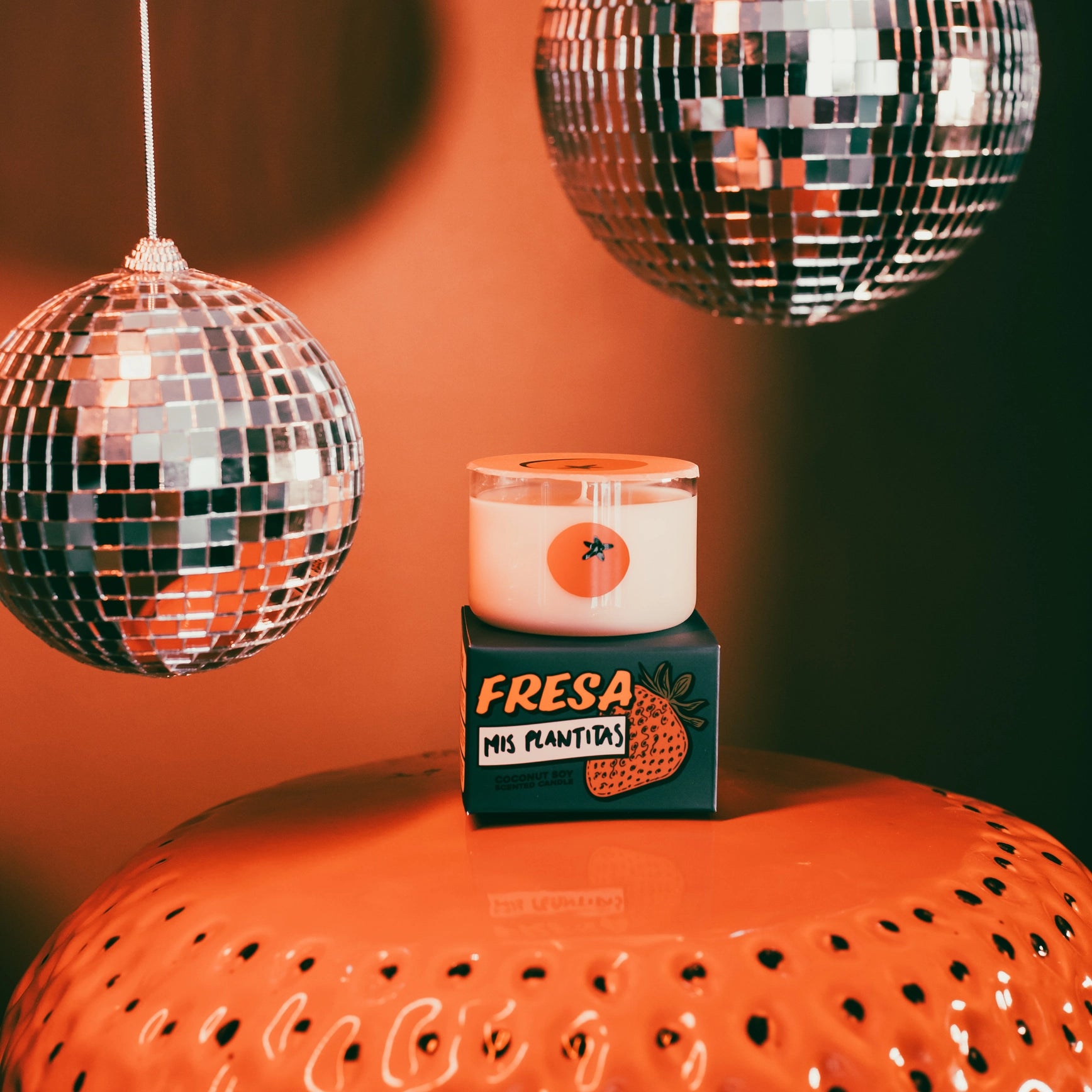 Capture garden-fresh vibes with this Tomato Candle—earthy, vibrant notes of tomato vines, arugula, lemon zest & thyme. Made by Fresa Creative, a Latina-owned brand.