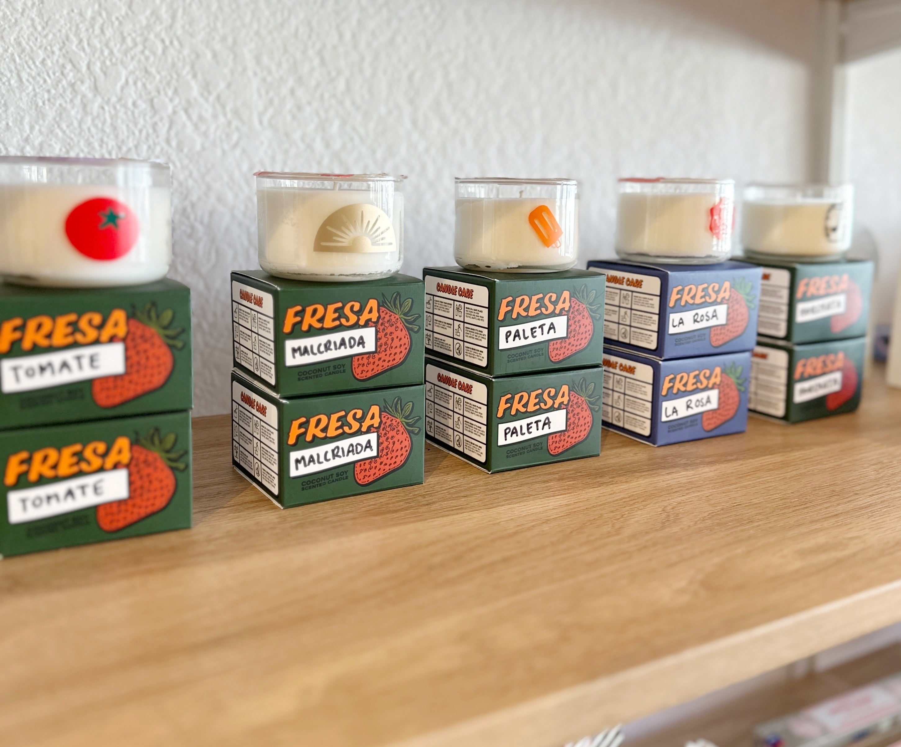 Capture garden-fresh vibes with this Tomato Candle—earthy, vibrant notes of tomato vines, arugula, lemon zest & thyme. Made by Fresa Creative, a Latina-owned brand.