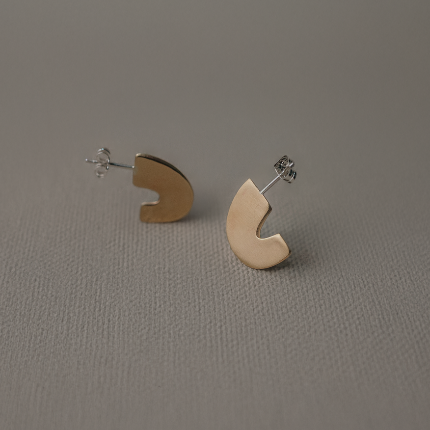 Día Stud Earrings | Silver &amp; Brass