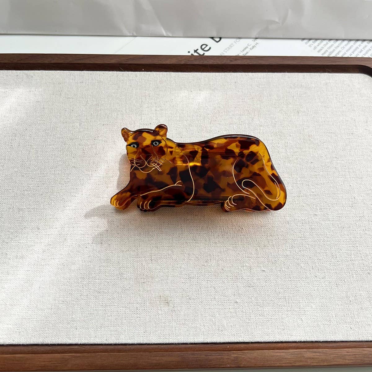 Add a touch of wild style to your hair with this leopard-print claw clip. Made from smooth acetate, it’s lightweight yet strong, keeping your hair secure while adding a bold, playful pattern to any look. Perfect for animal print lovers or anyone looking to make a stylish statement.