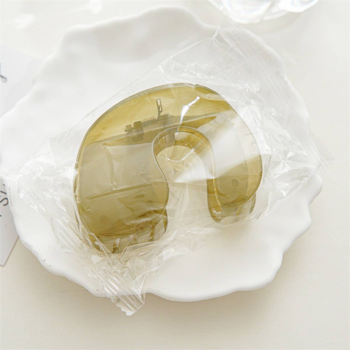 Add a subtle pop of color with this minimalist jelly green hair claw clip. Lightweight and easy to wear, it keeps hair in place while adding a soft, modern touch to any look. Perfect for everyday styling or layering with other clips for a chic, trendy vibe.