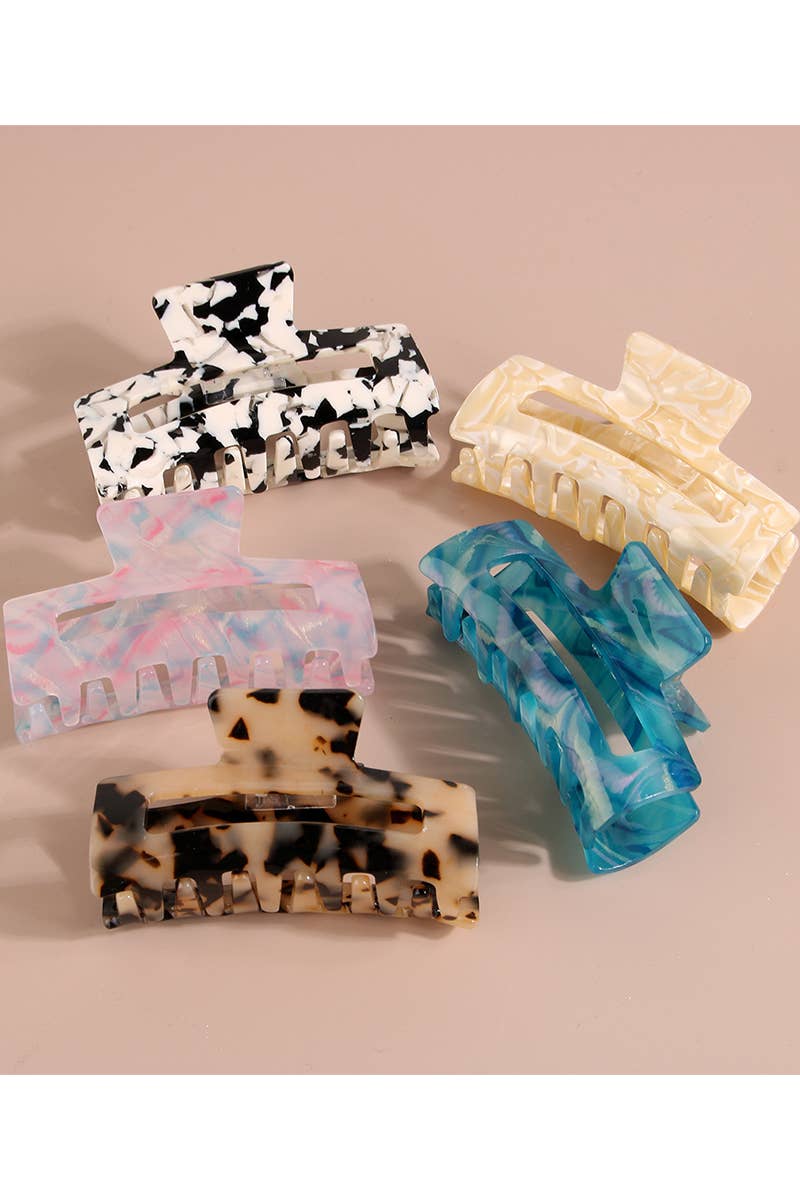 This flat tortoise shell claw clip is a simple, stylish staple for everyday wear. Its smooth acetate finish and classic pattern make it an easy match for any outfit, while the strong hold keeps your hair comfortably in place. Lightweight, chic, and endlessly versatile, it’s the kind of clip you’ll reach for again and again.