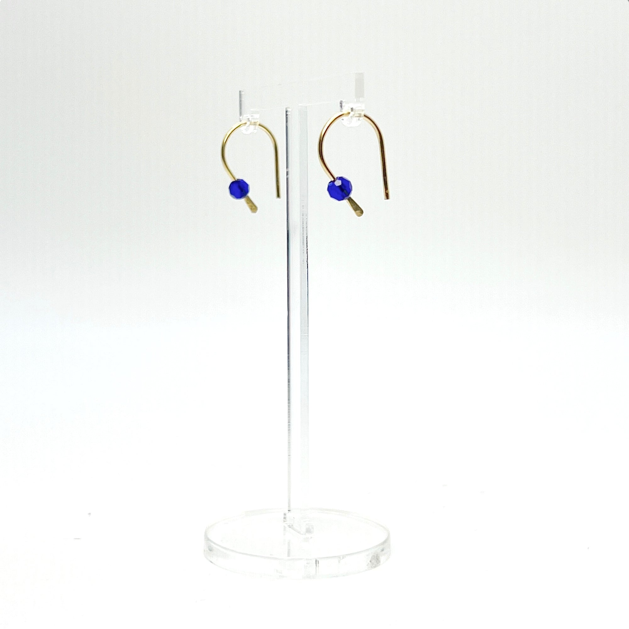 Simple and expressive, the Horseshoe Pull-Through Hoops are a fresh take on everyday earrings. Their petite arc shape hugs the lobe just right, while a single crystal adds a glint of light and intention. Minimal yet full of meaning, these are the earrings you’ll reach for again and again.