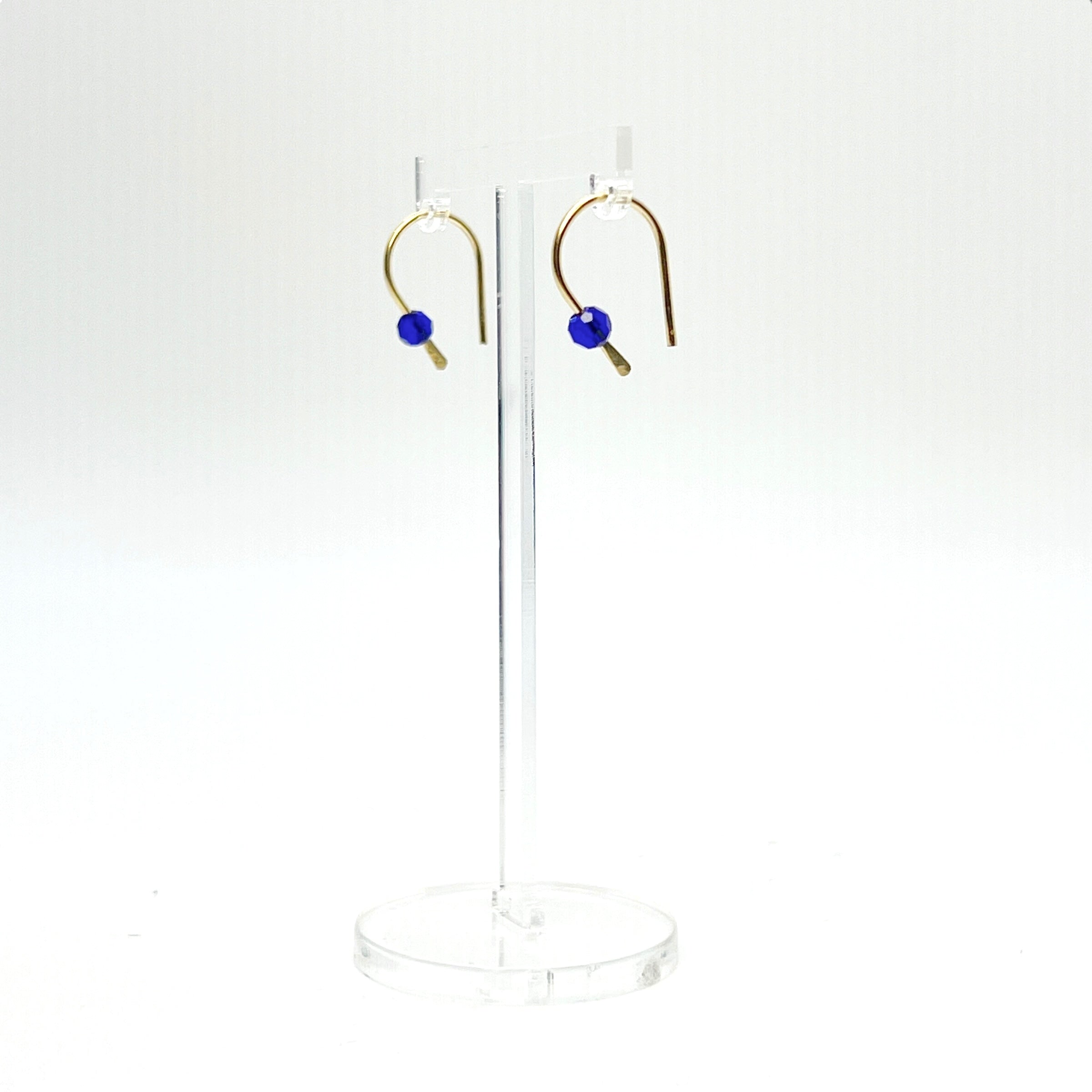 Simple and expressive, the Horseshoe Pull-Through Hoops are a fresh take on everyday earrings. Their petite arc shape hugs the lobe just right, while a single crystal adds a glint of light and intention. Minimal yet full of meaning, these are the earrings you’ll reach for again and again.