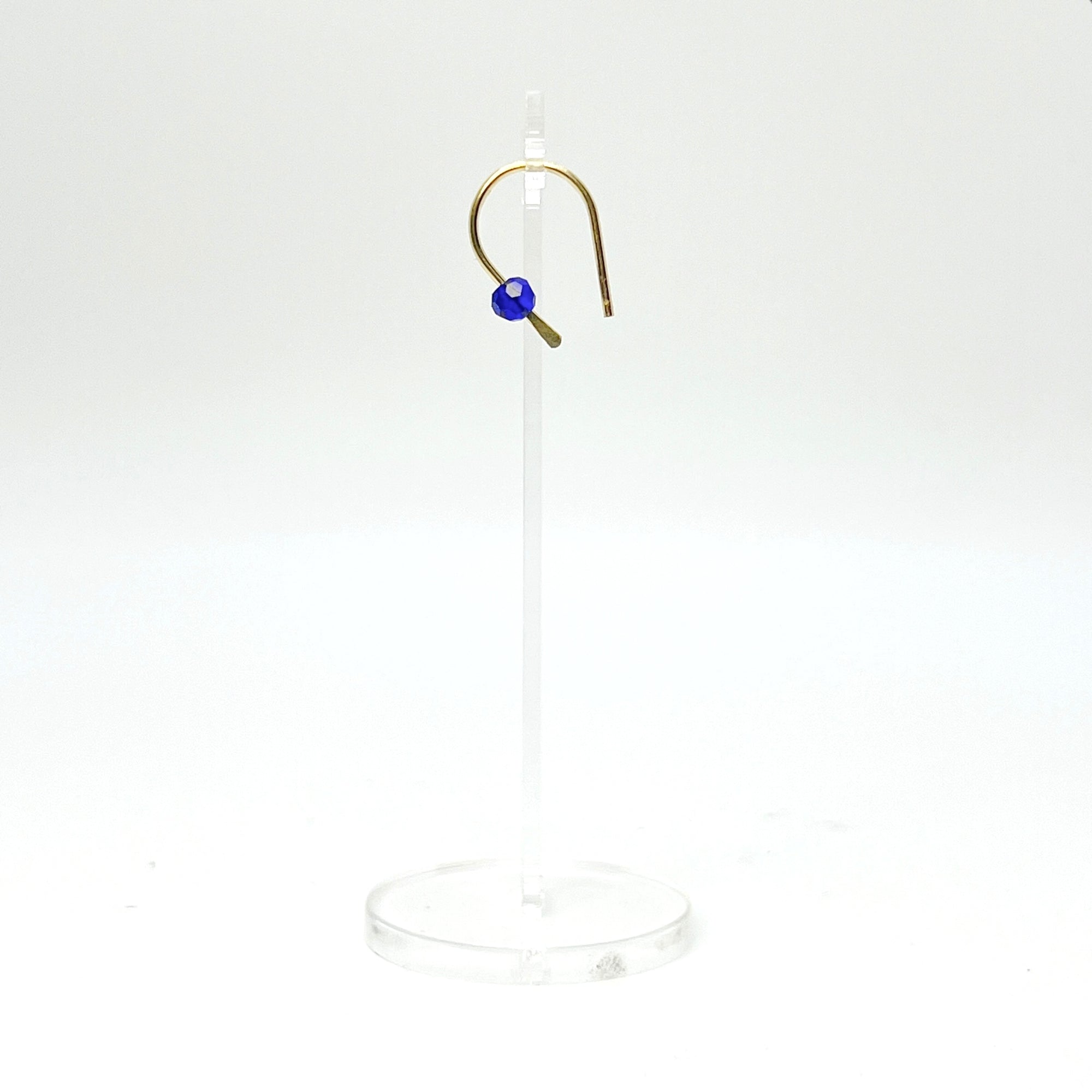 Simple and expressive, the Horseshoe Pull-Through Hoops are a fresh take on everyday earrings. Their petite arc shape hugs the lobe just right, while a single crystal adds a glint of light and intention. Minimal yet full of meaning, these are the earrings you’ll reach for again and again.