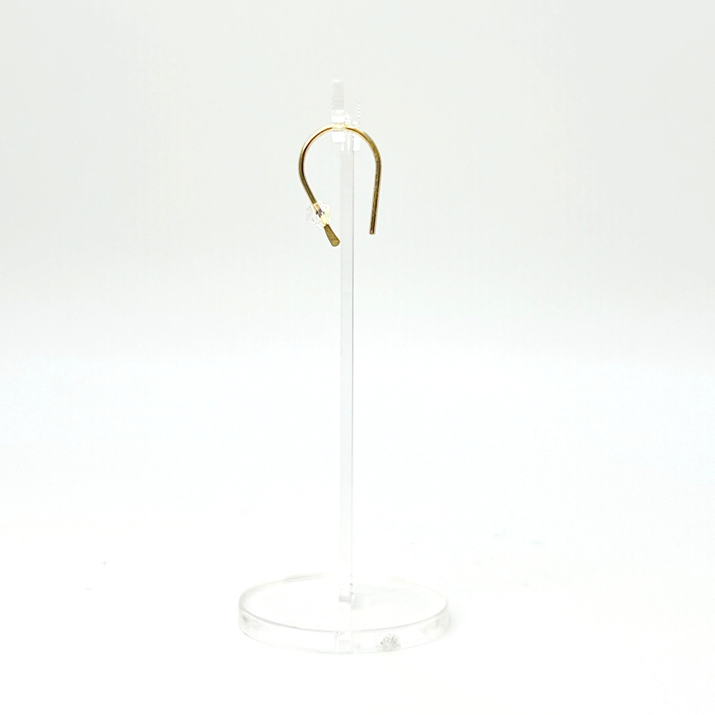 Simple and expressive, the Horseshoe Pull-Through Hoops are a fresh take on everyday earrings. Their petite arc shape hugs the lobe just right, while a single crystal adds a glint of light and intention. Minimal yet full of meaning, these are the earrings you’ll reach for again and again.
