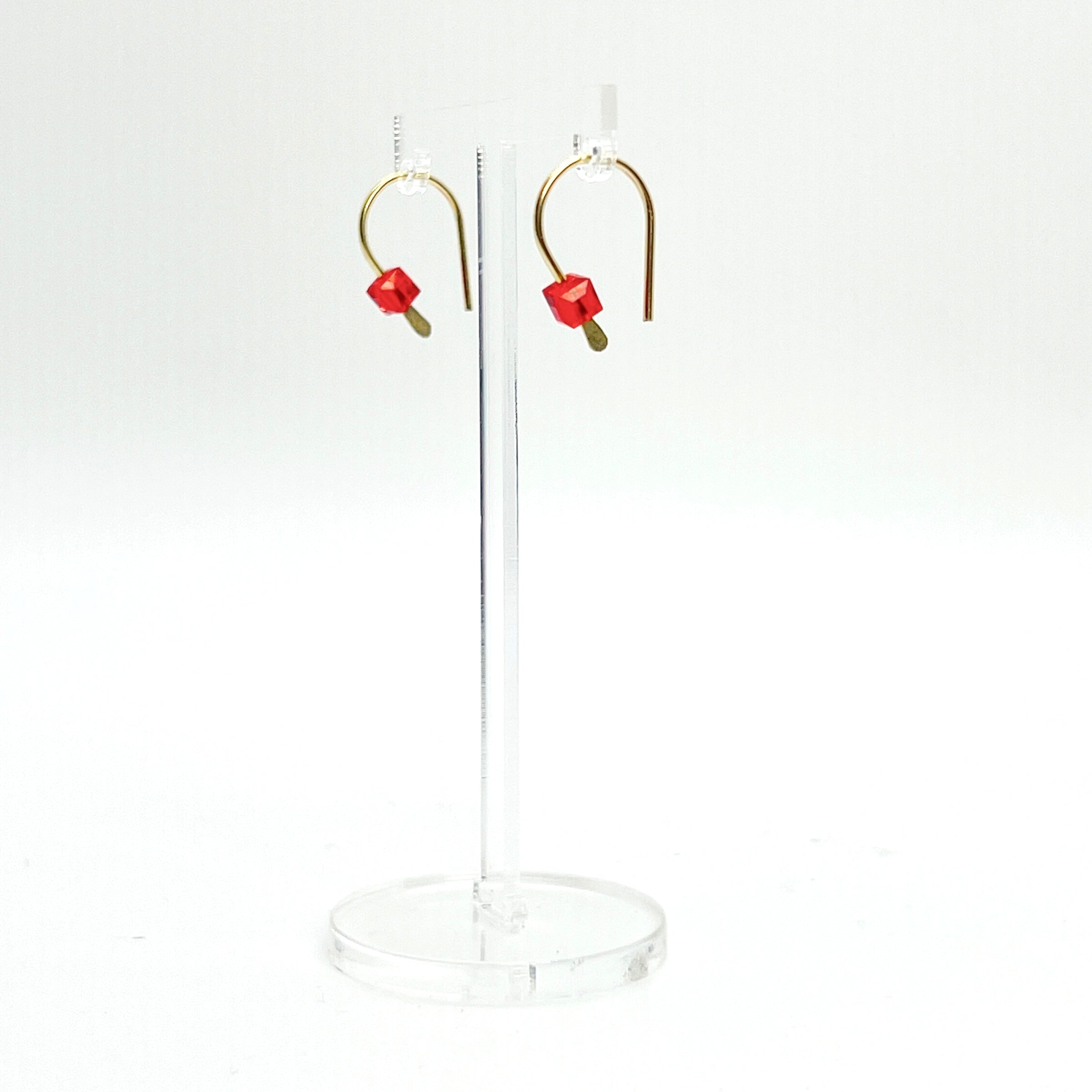 Simple and expressive, the Horseshoe Pull-Through Hoops are a fresh take on everyday earrings. Their petite arc shape hugs the lobe just right, while a single crystal adds a glint of light and intention. Minimal yet full of meaning, these are the earrings you’ll reach for again and again.