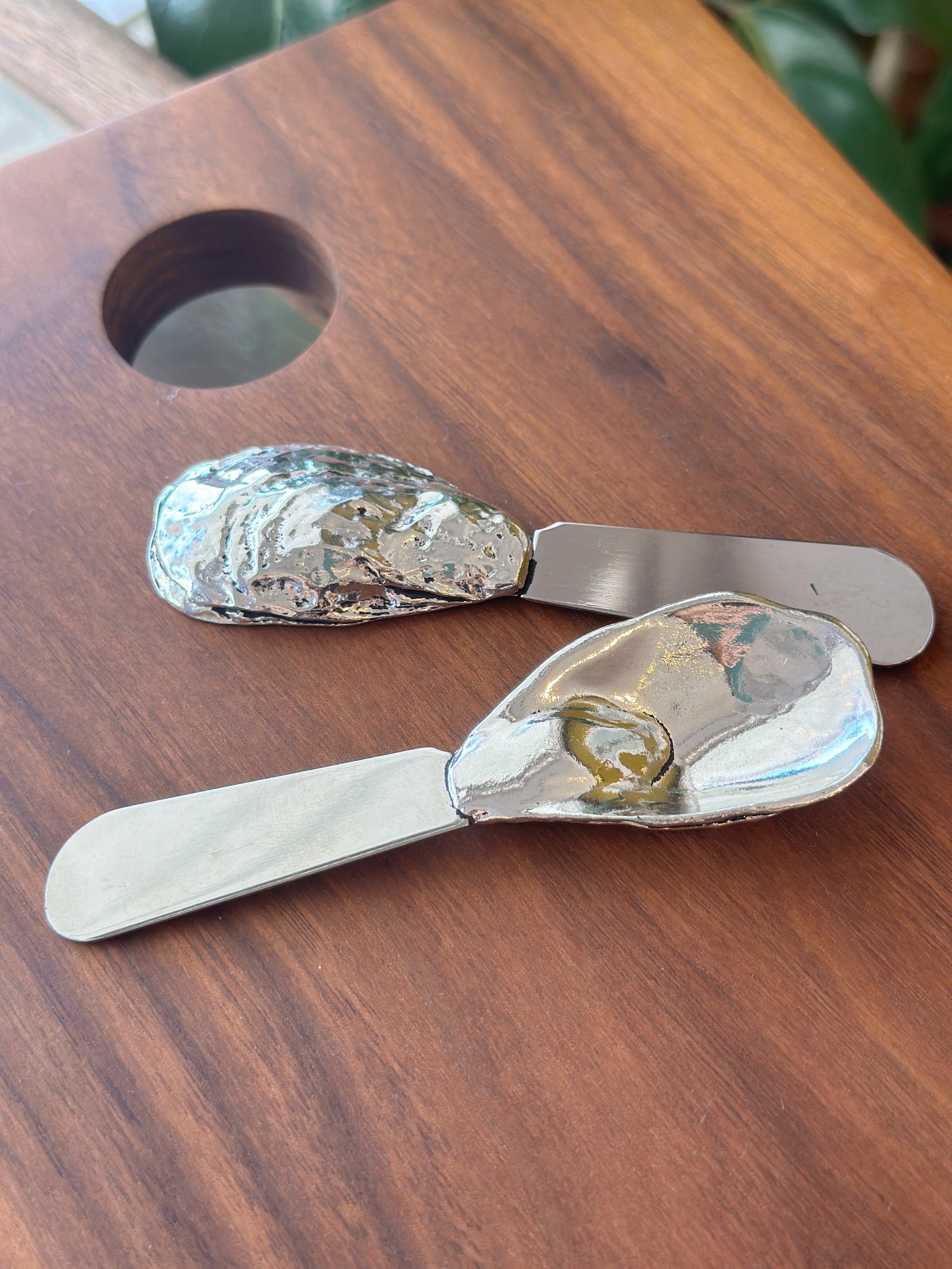 Serve up some serious style and charm with a petite oyster-shaped paté knife, perfect for any party or as a gracious gesture of hospitality. The handle is crafted from pewter and boasts a durable stainless steel blade. Fine hand-crafted pewter and stainless steel, made in Canada.