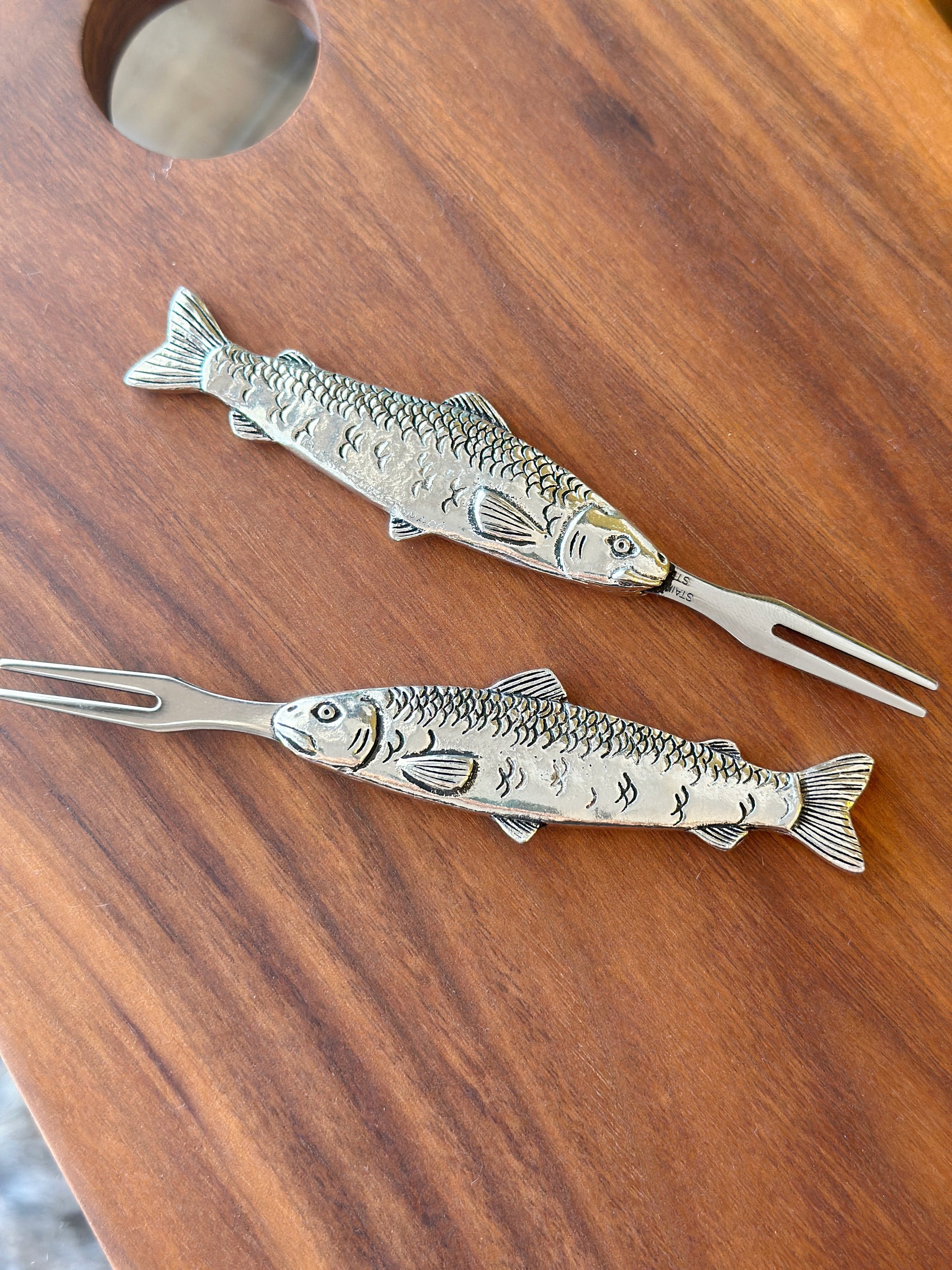 These Pewter Salmon Hors d'Oeuvre Picks are perfect for grabbing olives, pickles, and other hors d'oeuvres. Perfect for fish lovers and nature enthusiasts!&nbsp;Add a touch of playfulness to your kitchen or charcuterie board. Get ready to reel in those compliments. Fine hand-crafted pewter and stainless steel, made in Canada.