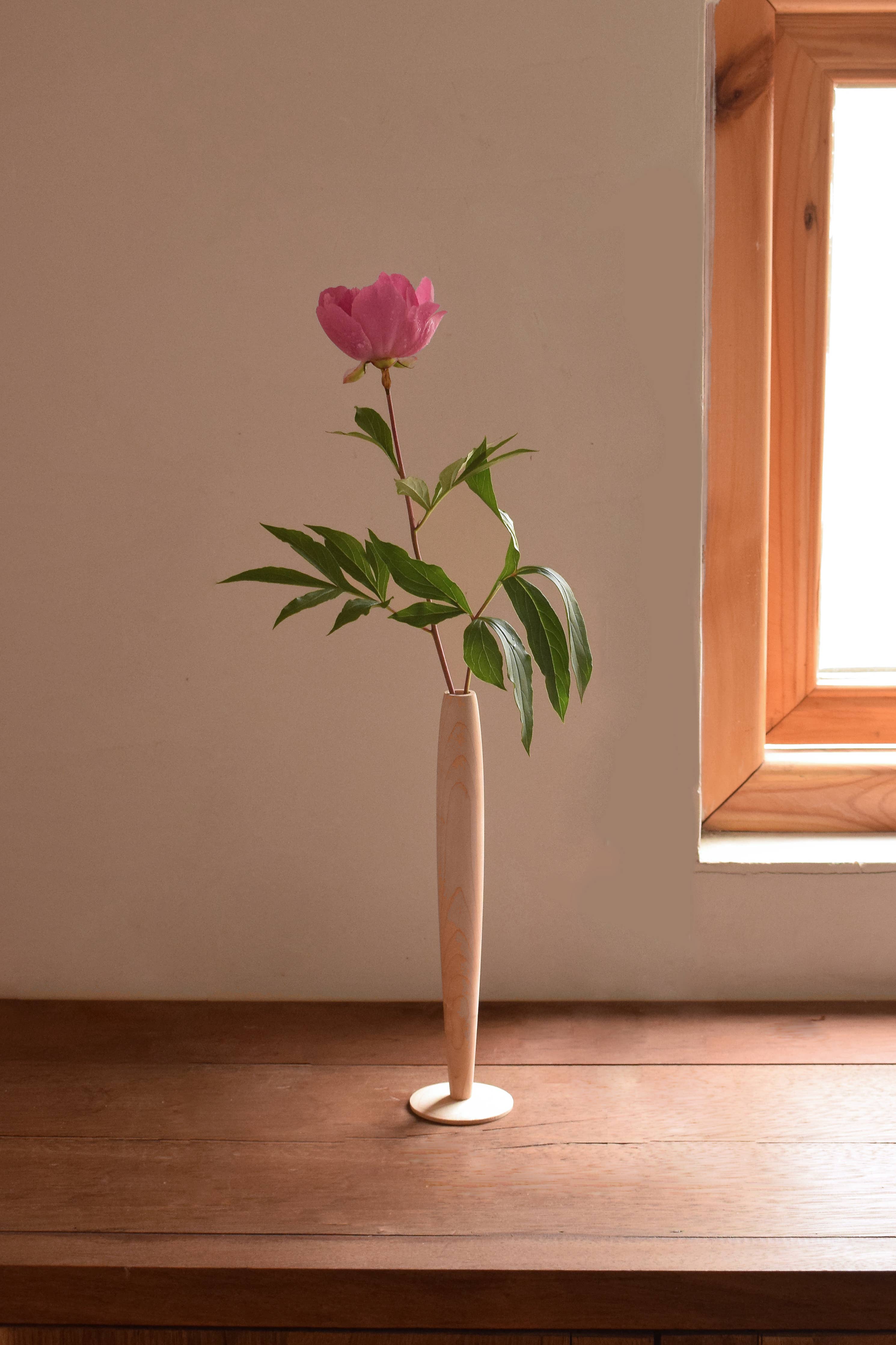 Crafted from fine maple wood and delicately polished, this single flower vase embodies the elegance of Eastern Zen aesthetics. Minimal yet refined, it adds a serene touch to any space—perfect for home décor or as a thoughtful housewarming gift.