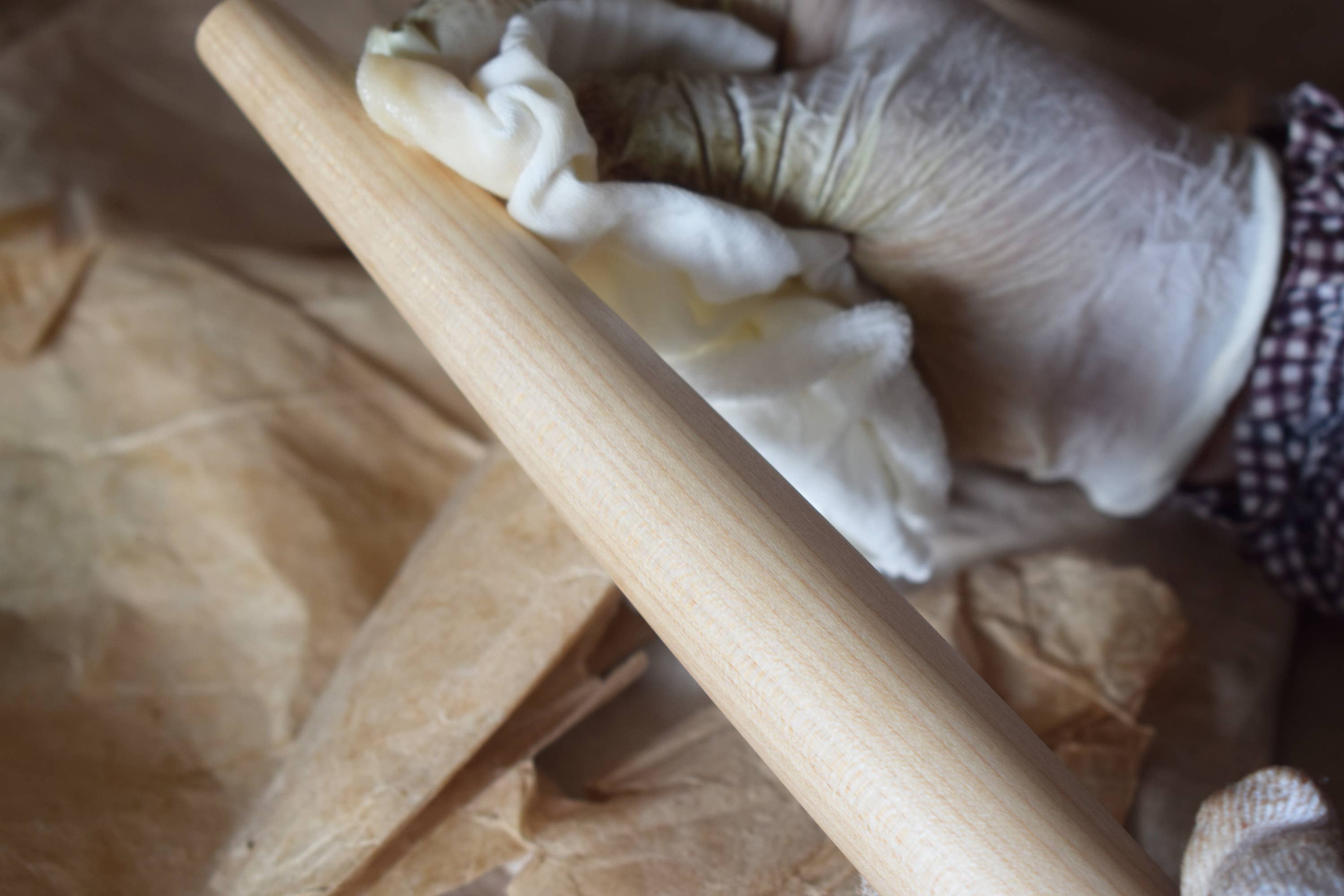 Crafted from fine maple wood and delicately polished, this single flower vase embodies the elegance of Eastern Zen aesthetics. Minimal yet refined, it adds a serene touch to any space—perfect for home décor or as a thoughtful housewarming gift.