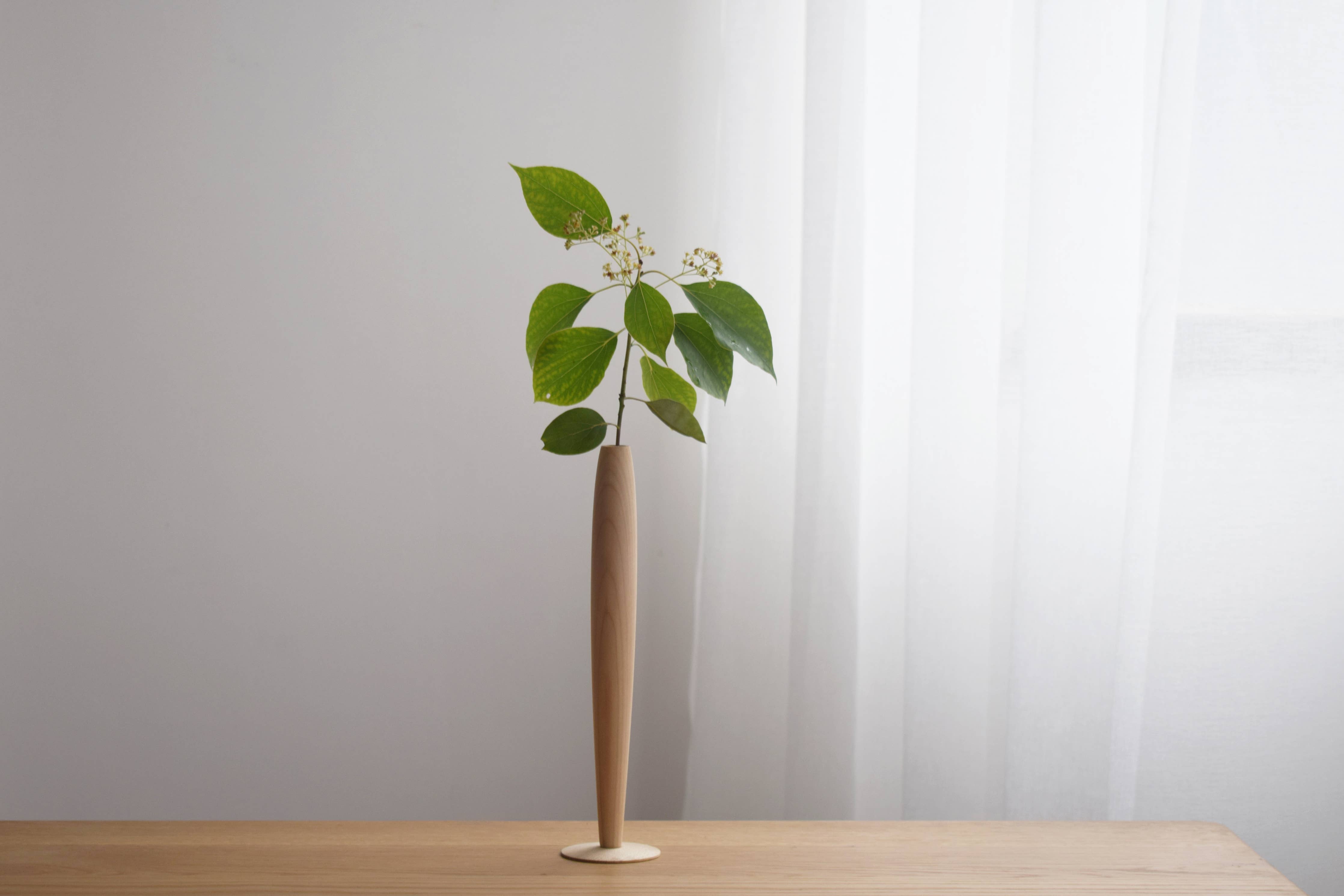 Crafted from fine maple wood and delicately polished, this single flower vase embodies the elegance of Eastern Zen aesthetics. Minimal yet refined, it adds a serene touch to any space—perfect for home décor or as a thoughtful housewarming gift.