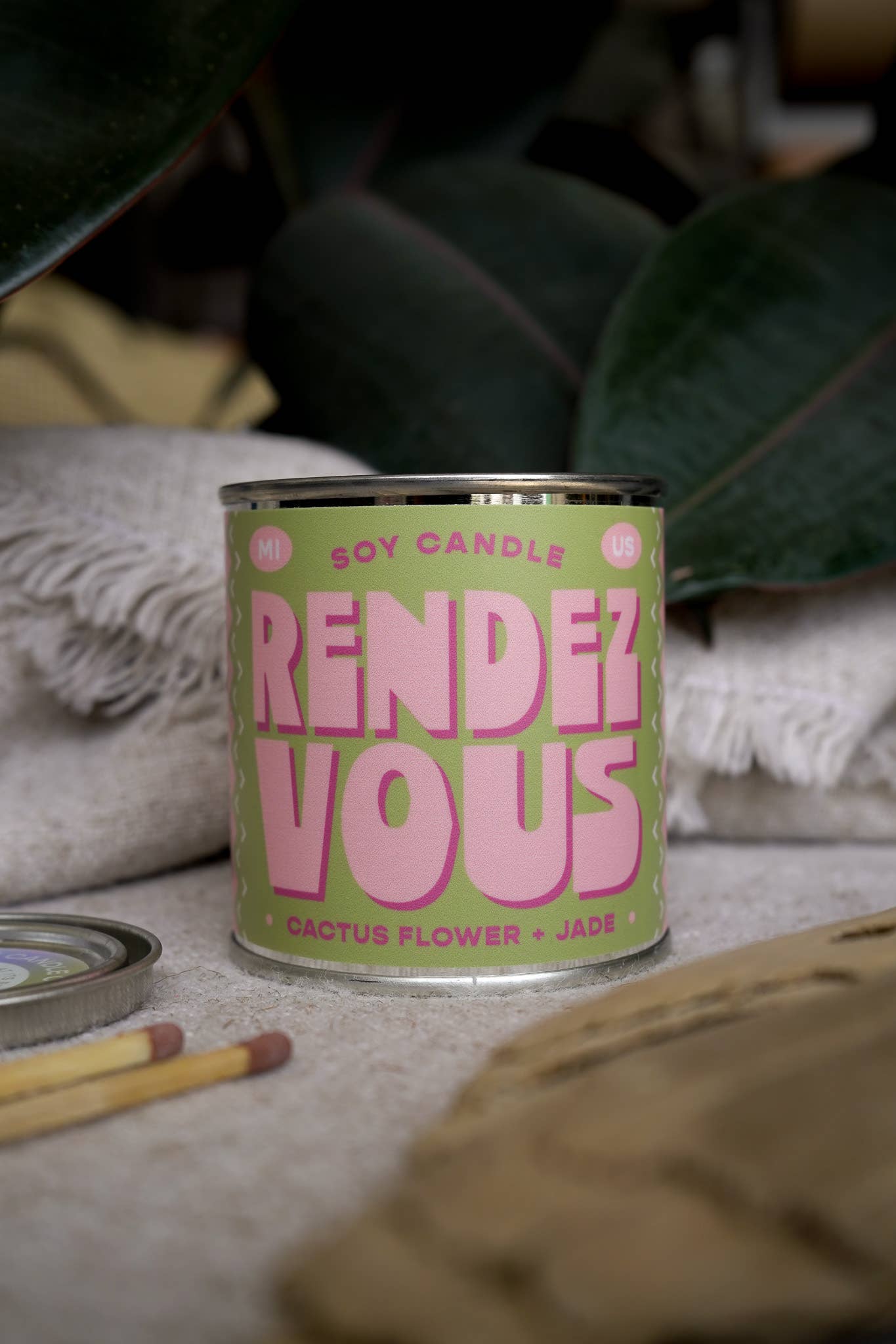 One of our absolute favorite candles for spring and summer, Rendezvous is fresh, floral, and just a little mysterious. With notes of cactus flower and jade, this scent is like a breezy desert evening—cool, calm, and full of possibility.