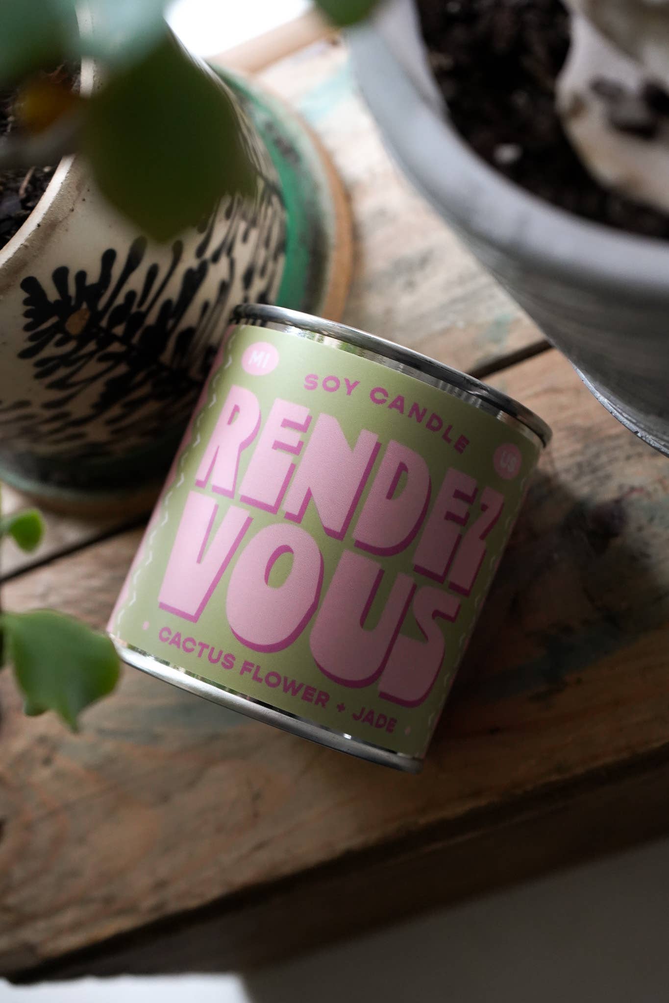 One of our absolute favorite candles for spring and summer, Rendezvous is fresh, floral, and just a little mysterious. With notes of cactus flower and jade, this scent is like a breezy desert evening—cool, calm, and full of possibility.