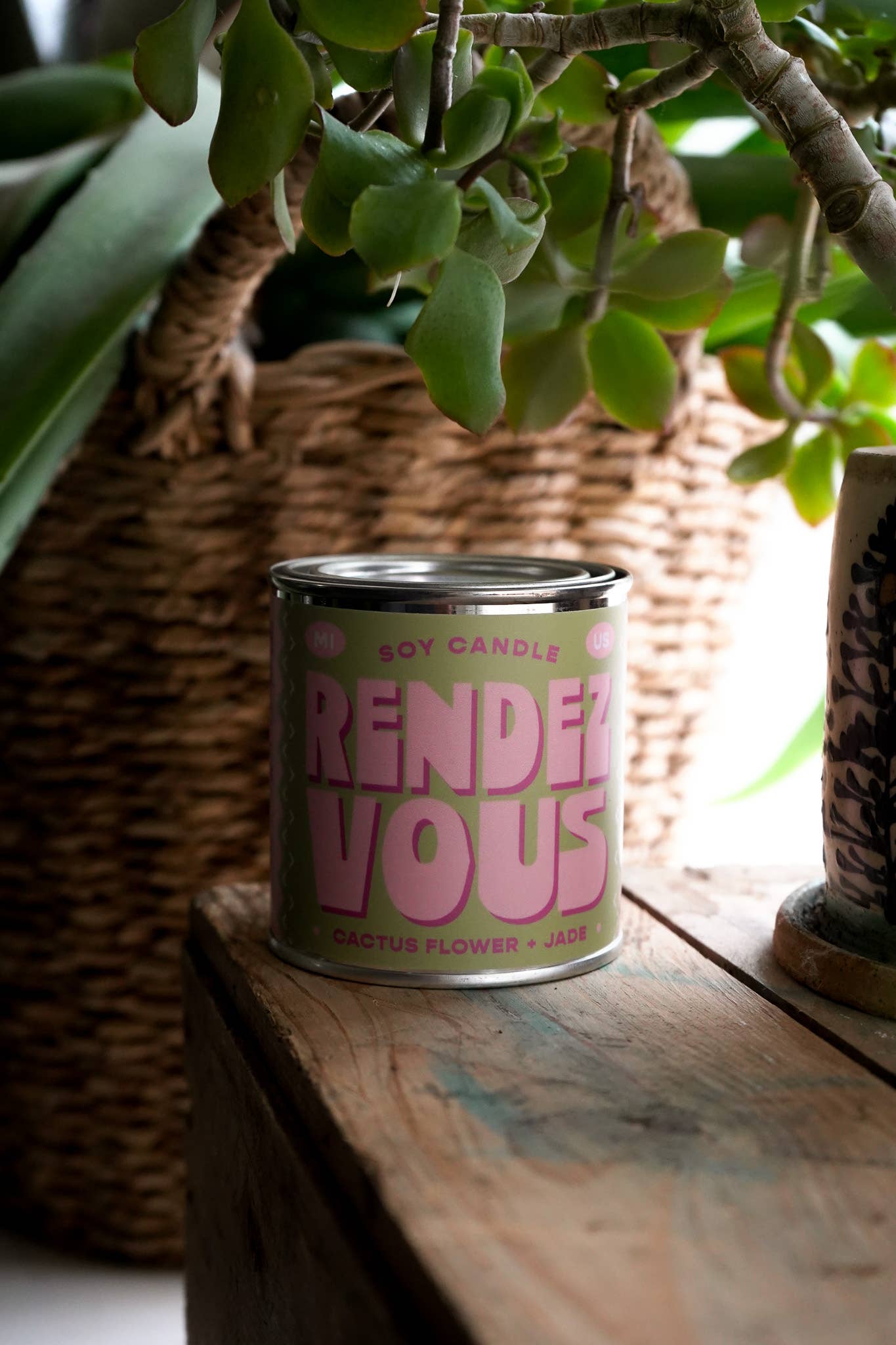 One of our absolute favorite candles for spring and summer, Rendezvous is fresh, floral, and just a little mysterious. With notes of cactus flower and jade, this scent is like a breezy desert evening—cool, calm, and full of possibility.