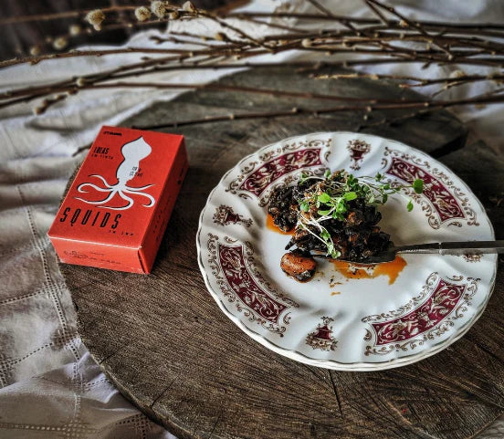 Tender squid in rich squid ink sauce, hand-packed in Spain. Perfect for paella, risotto, or toast. Bold, briny flavor in every bite. Conservas at its best.