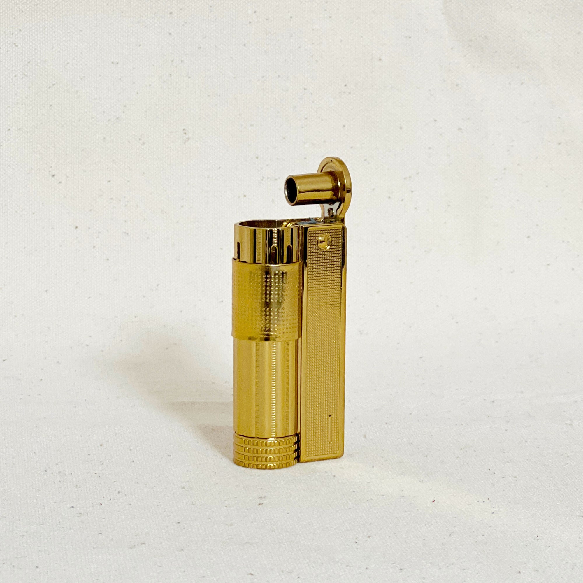 Add style to your flame game with our Trench Lighter in silver or gold. Polished finish, powerful trigger, and sleek design elevate your smoking or candle experience.
