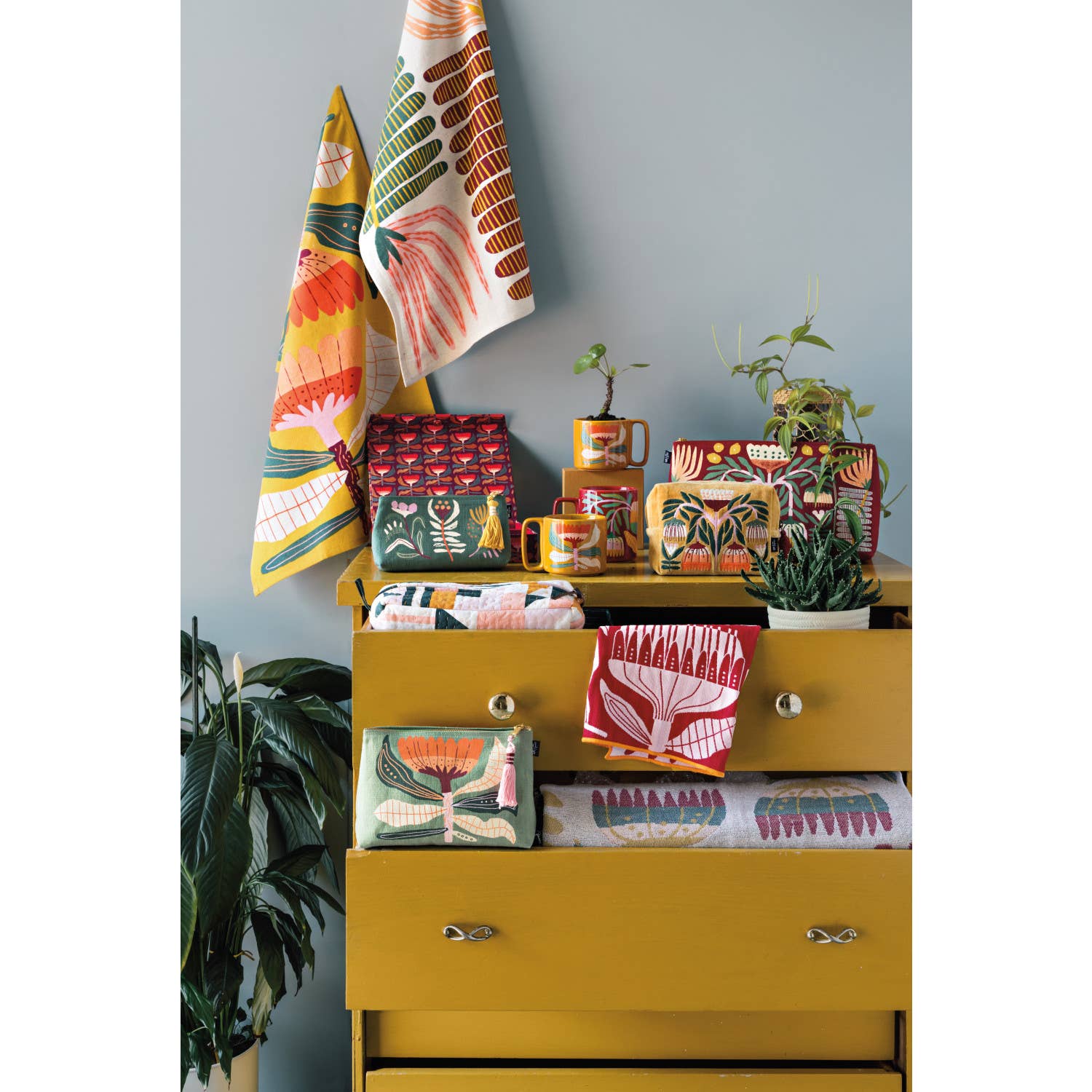 Add life and character to your kitchen with this fun and colorful printed and woven cotton dishtowel set. A perfect combination of form and function, these towels will make washing up less of a chore.