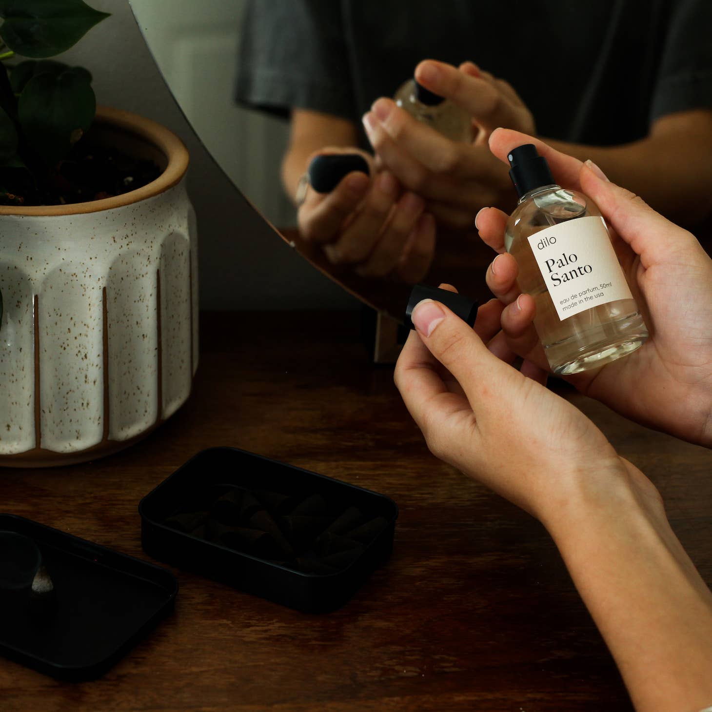 The unmistakable appeal of Palo Santo is infused into this rich, unisex fragrance. Top Notes: violet, peppercorn, iris Heart Notes: cardamom, rose, geranium Base Notes: palo santo, sandalwood, amber.