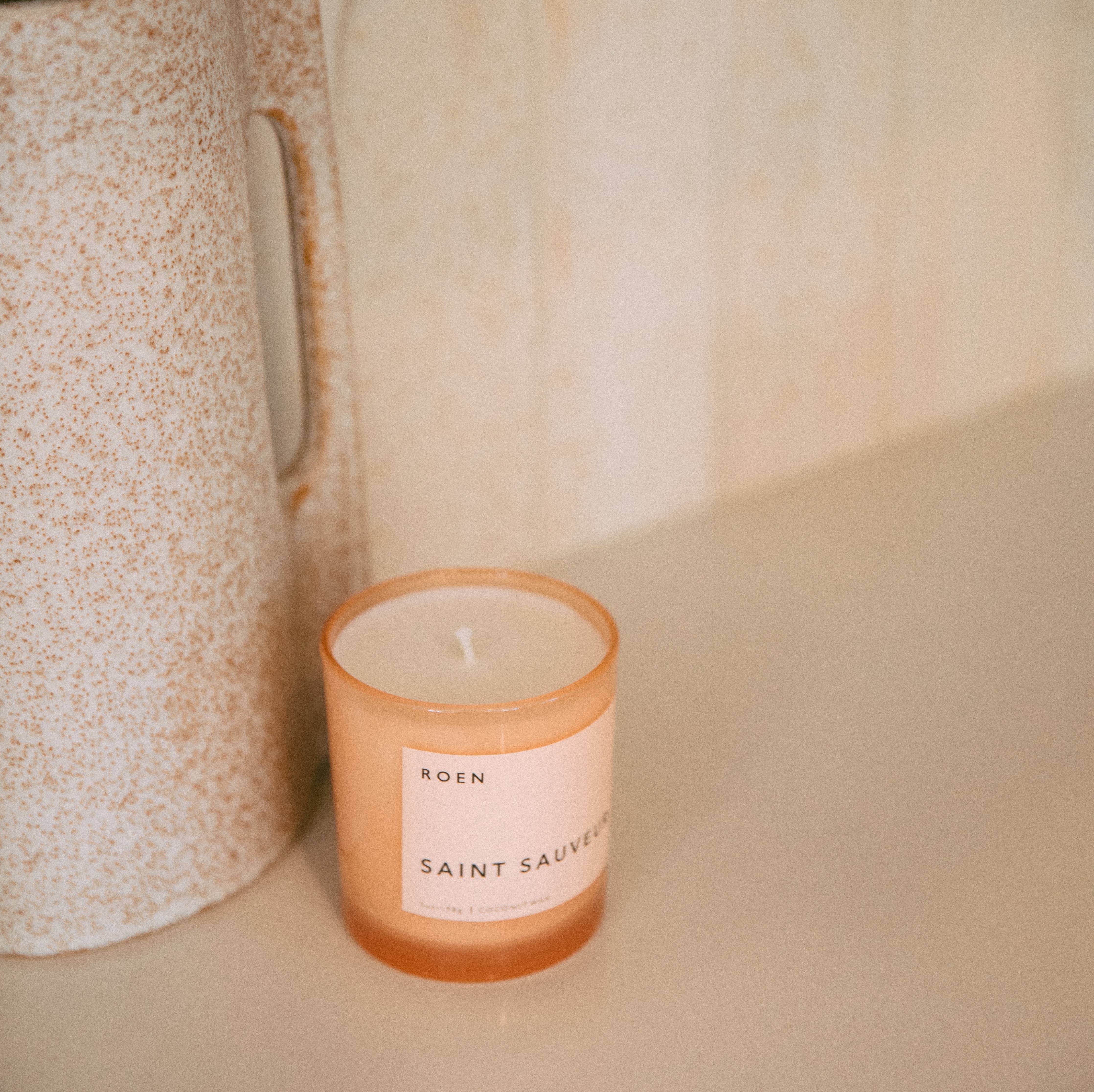 Inspired by late nights on Rue Saint-Sauveur with notes of sweet tobacco, rum, cashmere wood, smoke, and ambrette. A warm, smoky, velvety scent.