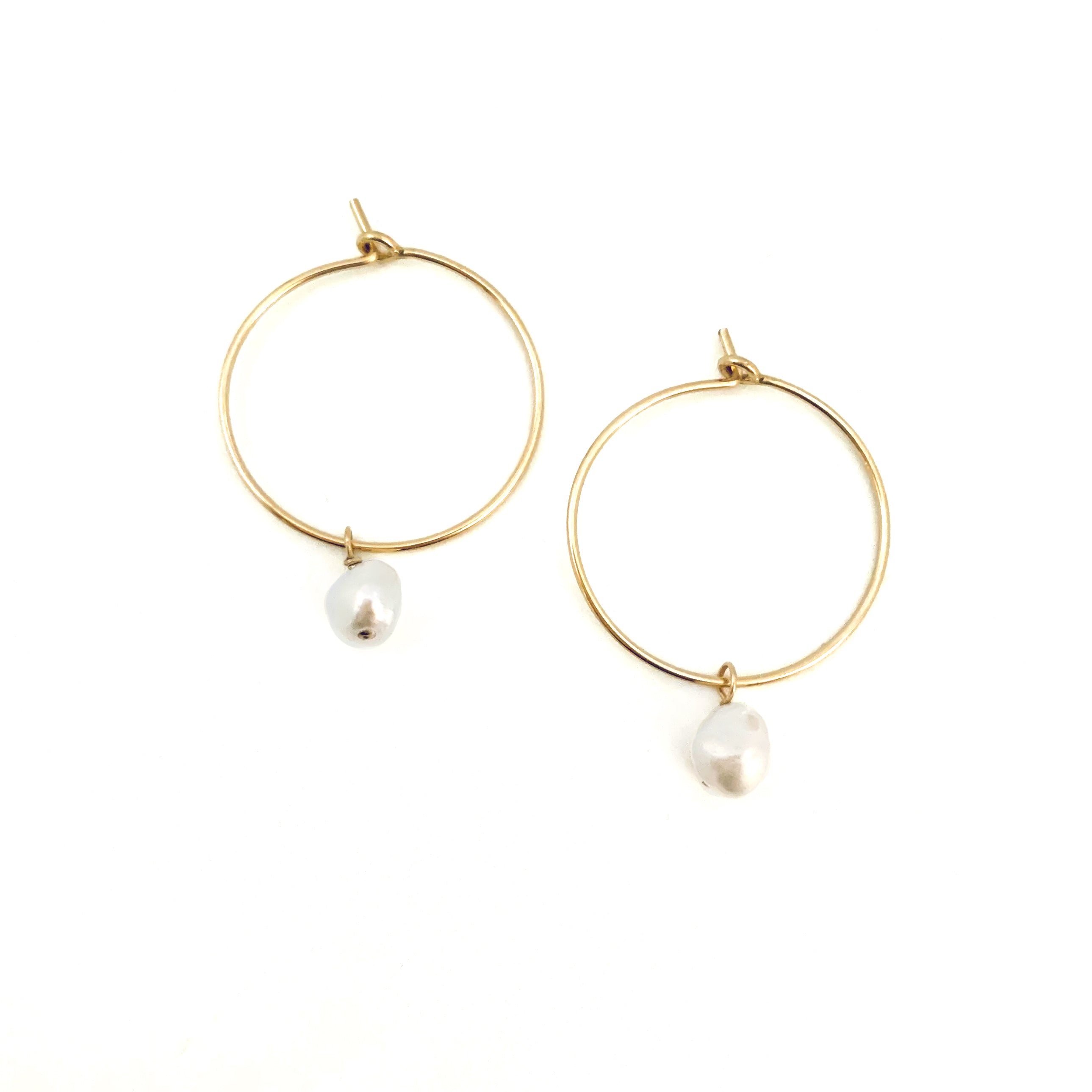 Perla Tiny Hoop Earring